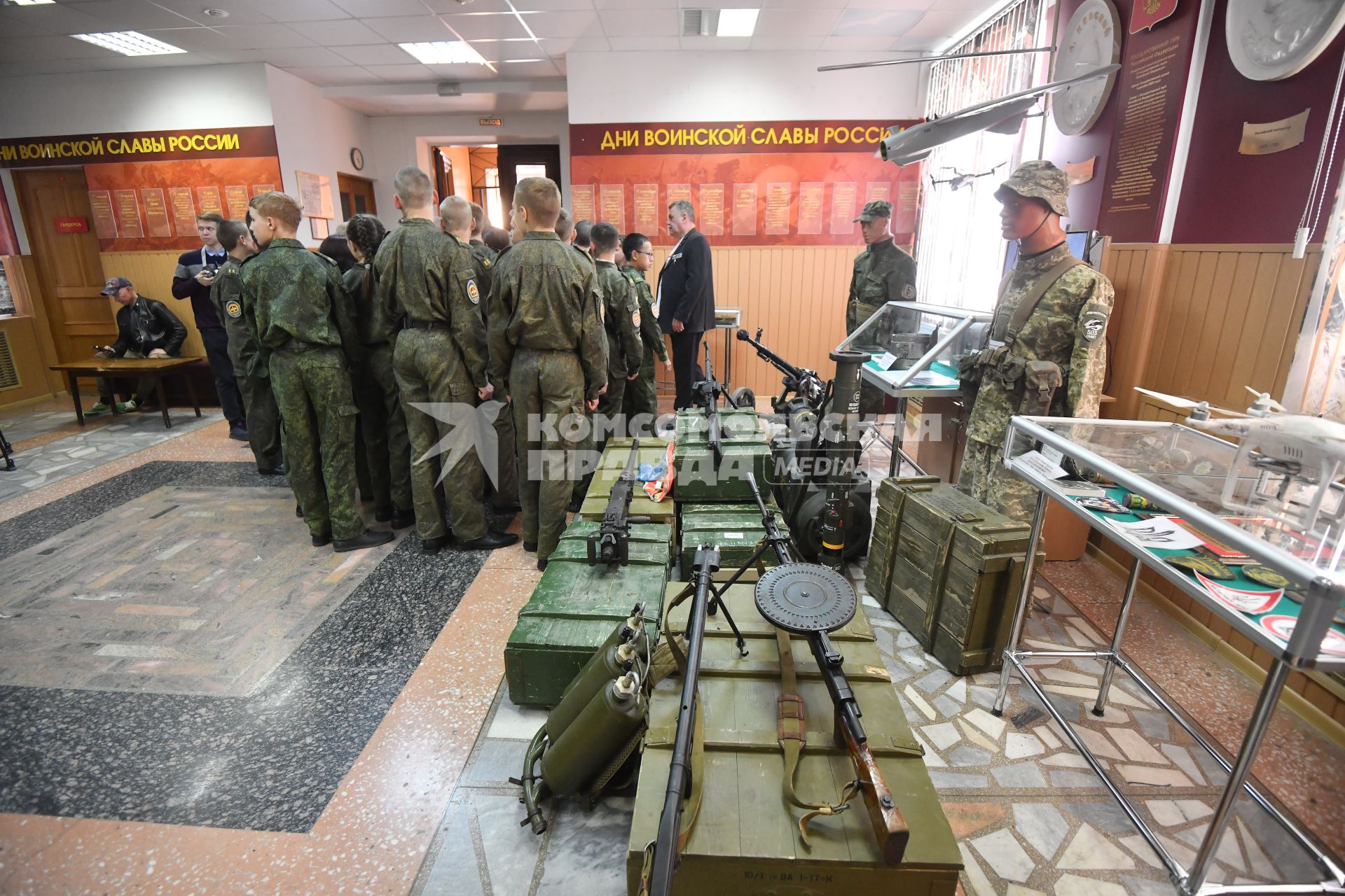 Екатеринбург. Музей боевой славы Урала при окружном доме офицеров. Курсанты кадетского училища на выставке трофеев с СВО на Украине