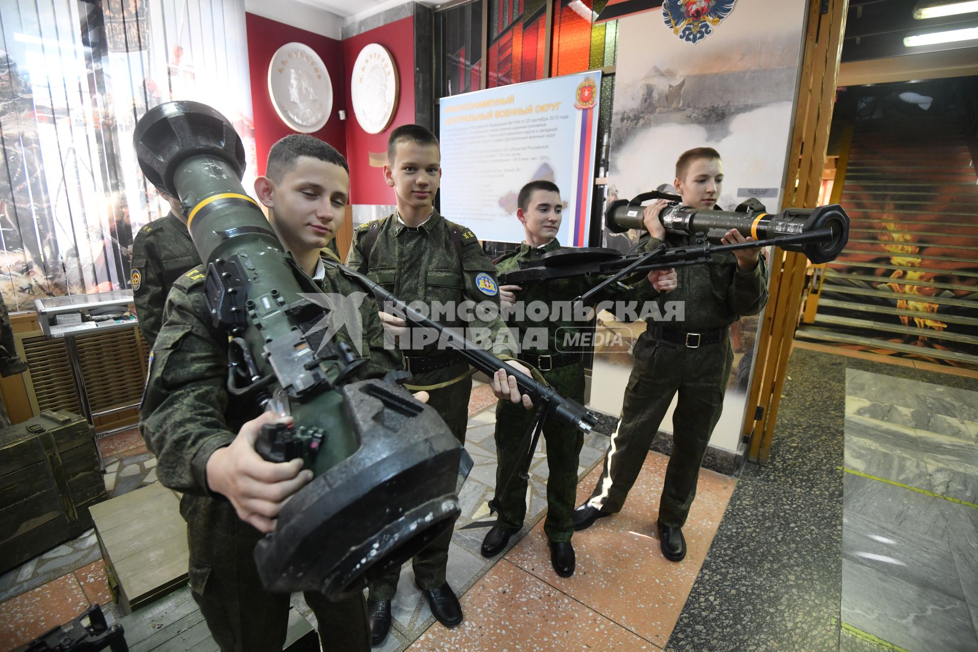 Екатеринбург. Музей боевой славы Урала при окружном доме офицеров. Курсанты кадетского училища на выставке трофеев с СВО на Украине