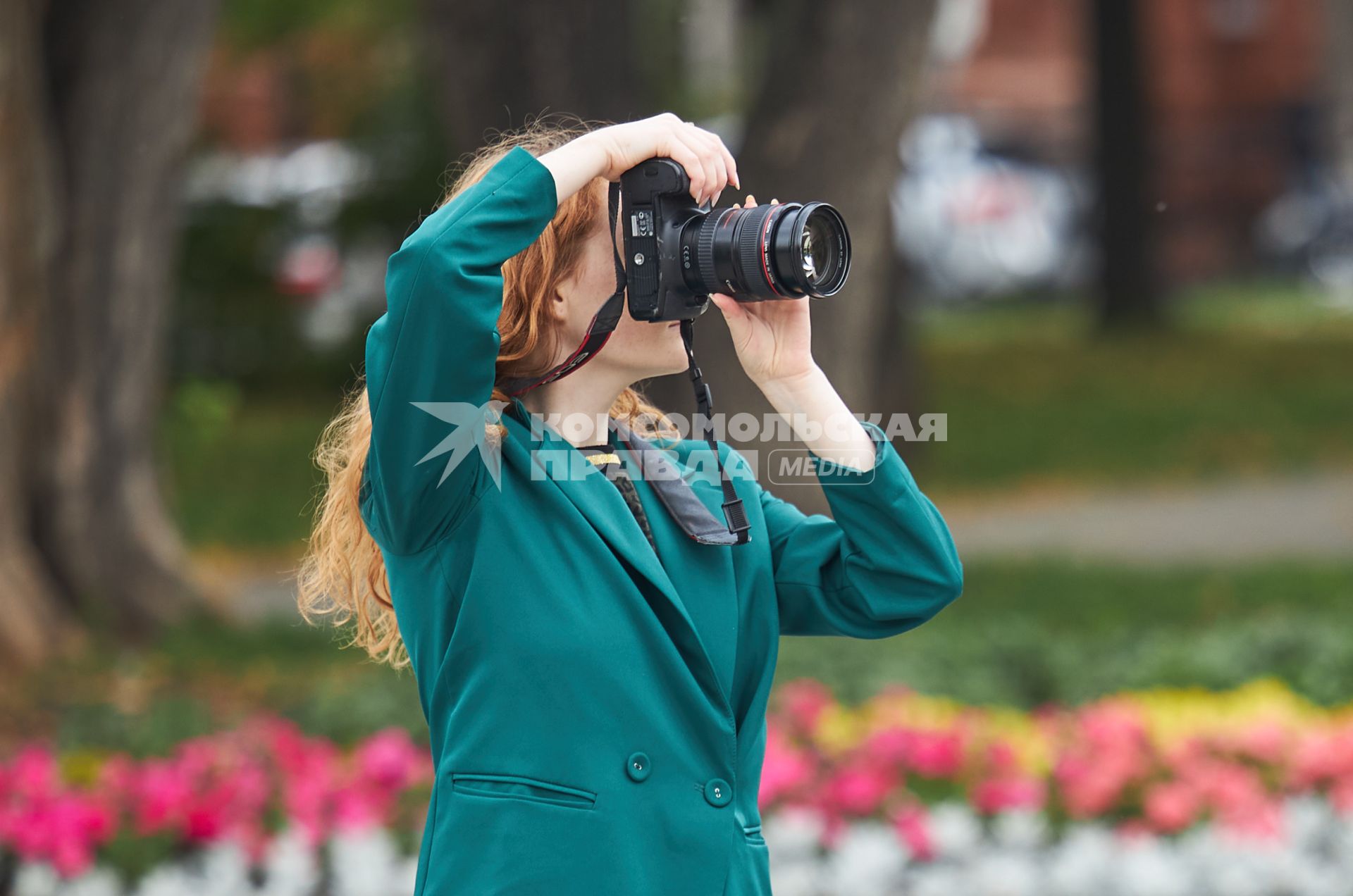 Пермь.Девушка фотографирует в парке.