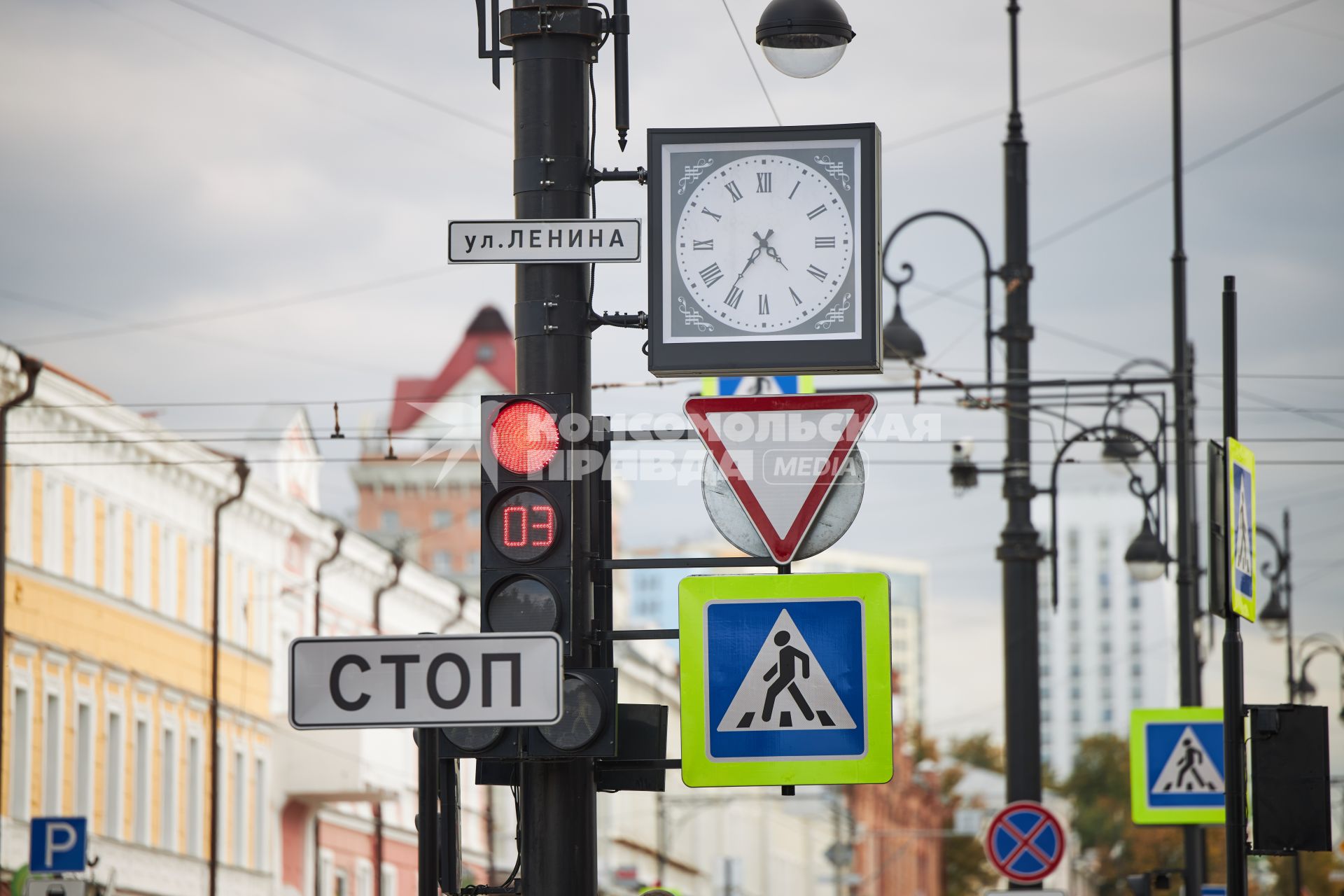 Пермь. Дорожные знаки  и уличные часы.