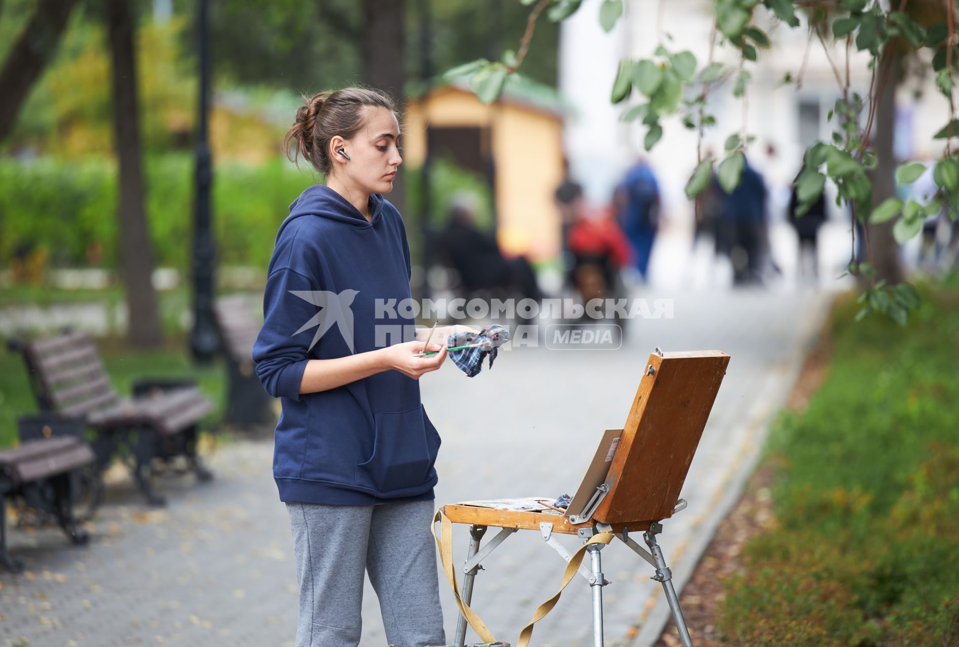 Пермь. Художница рисует в парке.