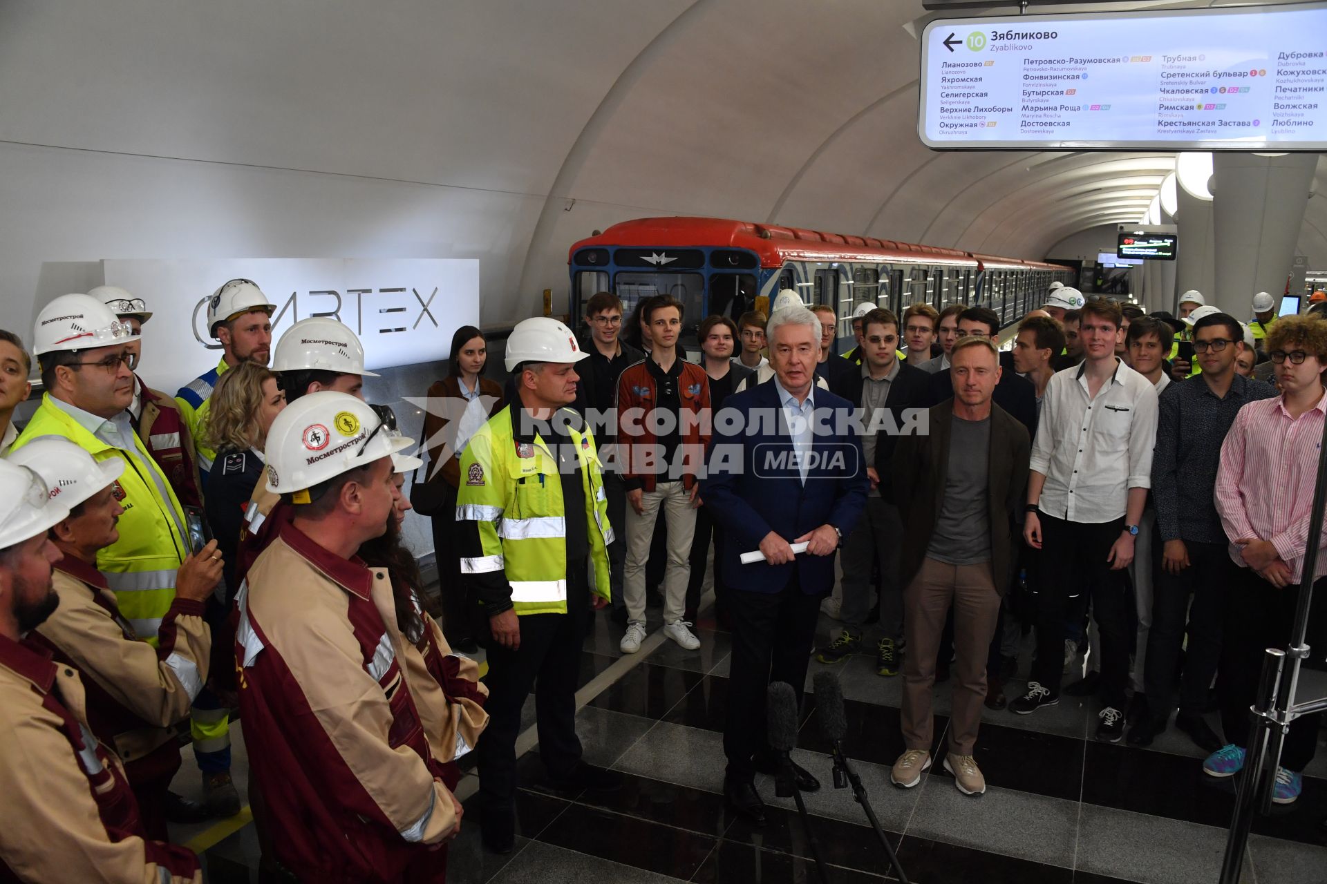 Москва. Мэр Москвы Сергей Собянин ( в центре) на открытии станции`Физтех` Люблинско-Дмитровской линии московского метрополитена.