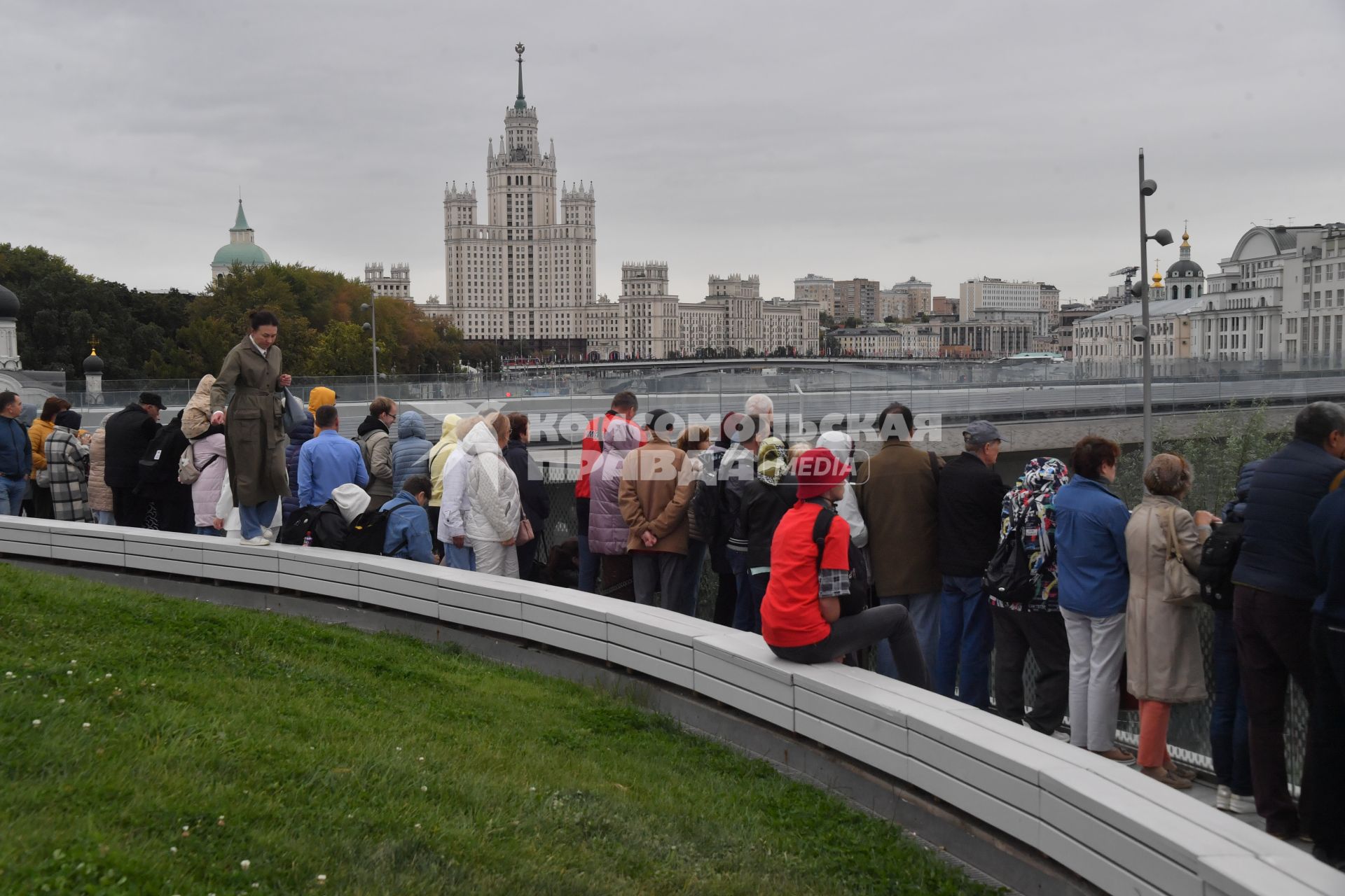 Москва. Прохожие на набережной фотографируют парад теплоходов в честь Дня города на Москве-реке.