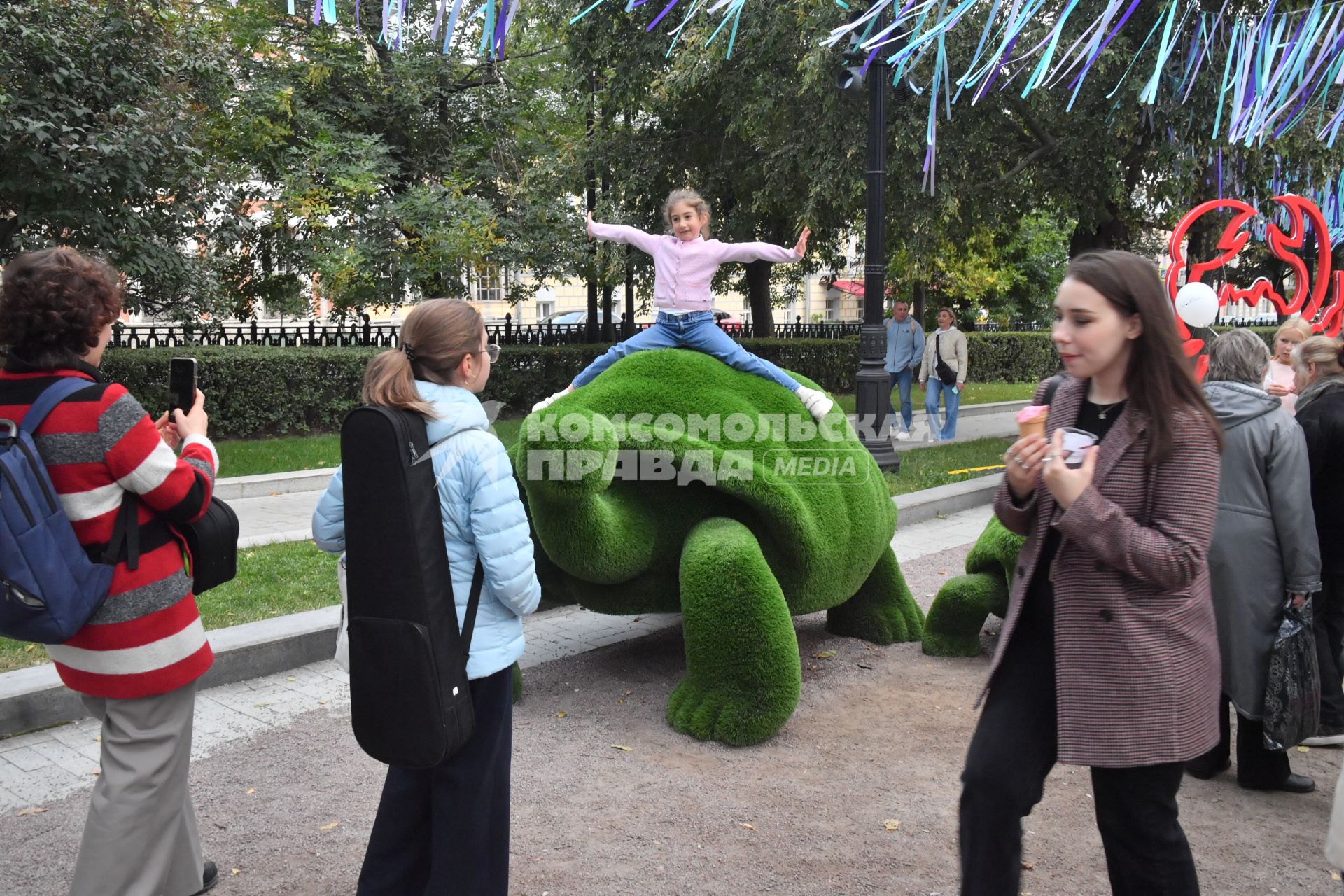 Москва. Девочка играет на  Тверском бульваре, где проходит фестиваль`Цветочный джем`.