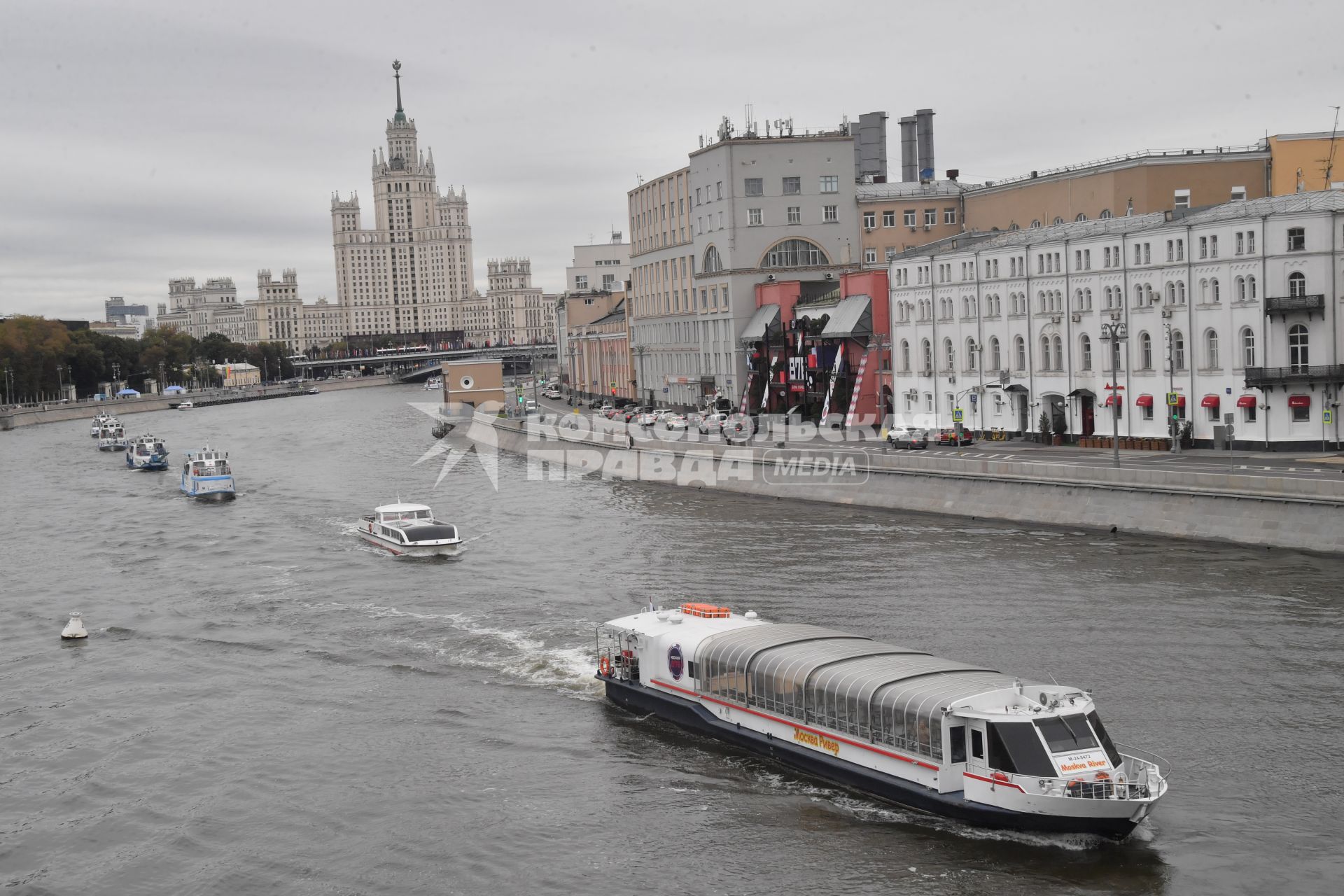 Москва. Парад теплоходов в честь Дня города на Москве-реке.