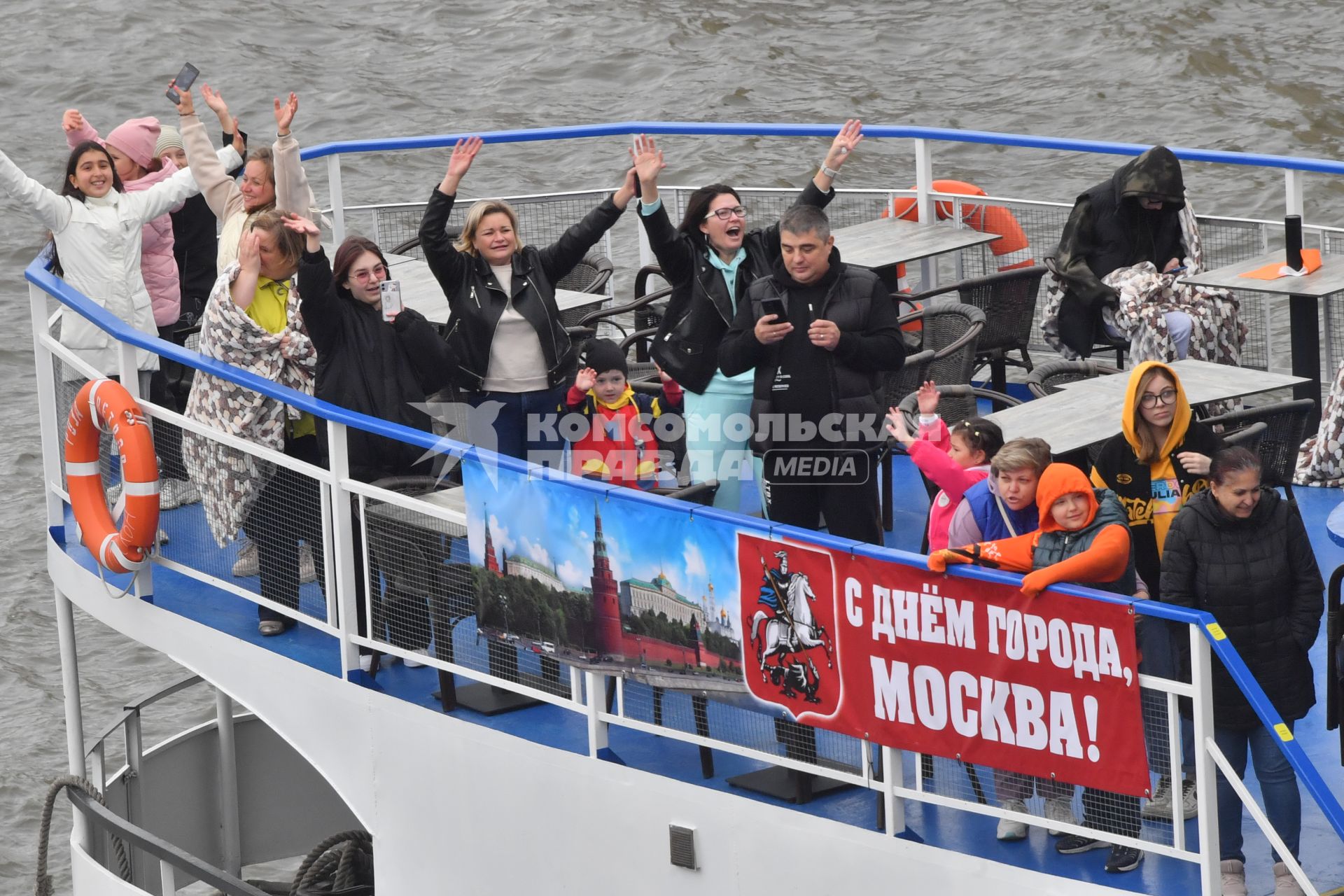 Москва. Парад теплоходов в честь Дня города на Москве-реке.