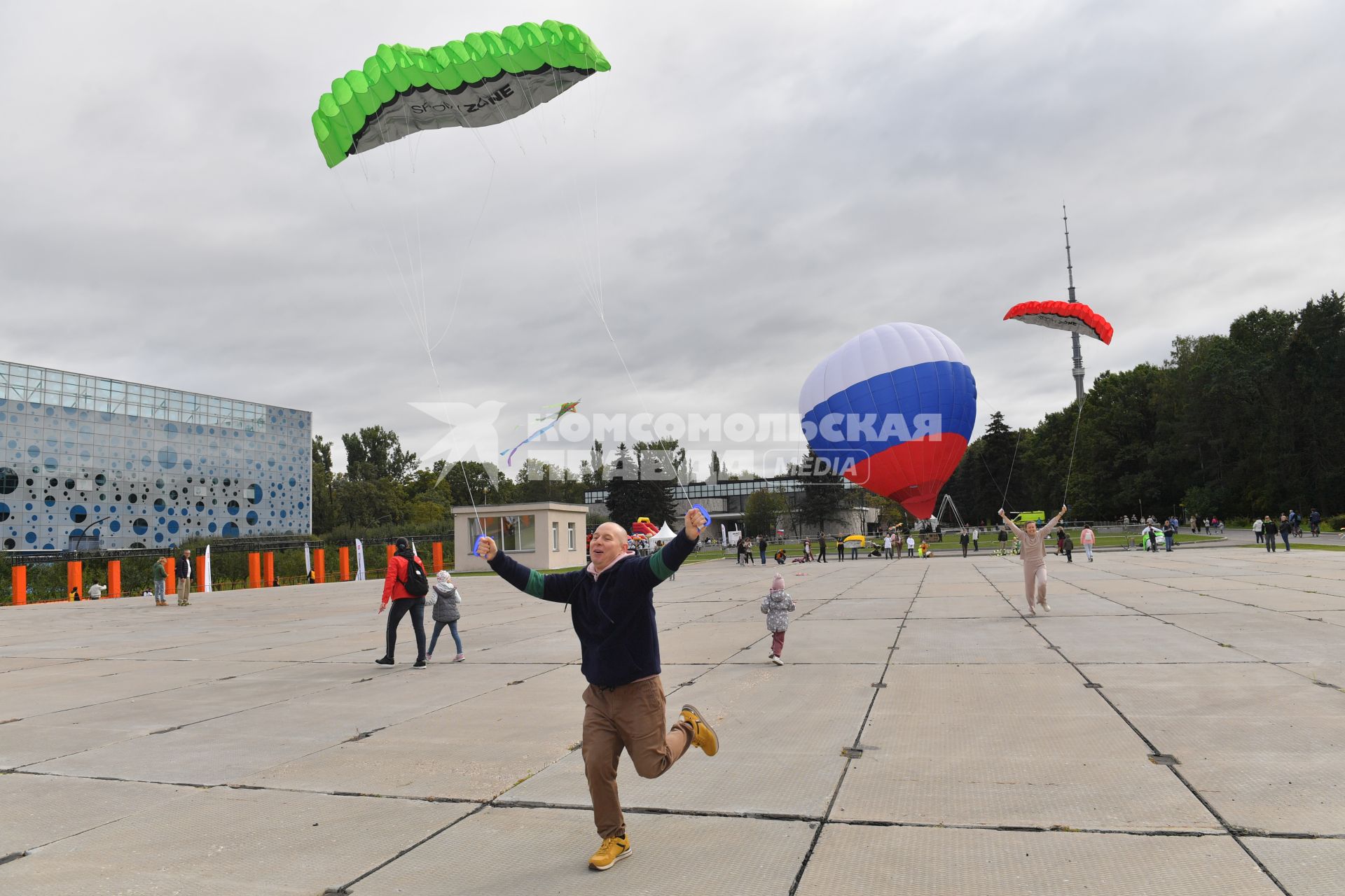 Москва.   Празднование Дня города Москвы на ВДНХ. Мужчина запускает воздушного змея.