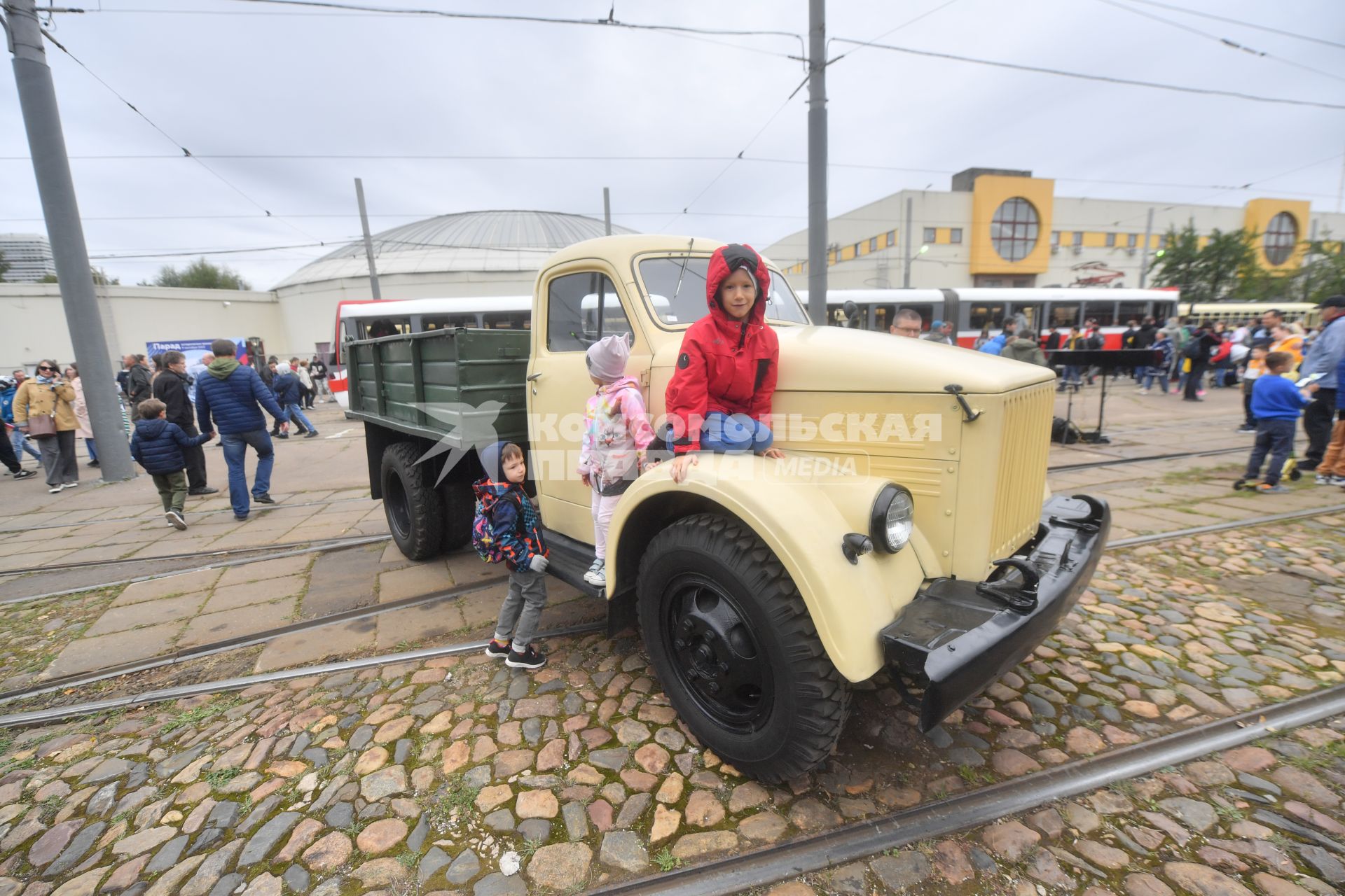 Москва.   Выставка ретроавтомобилей на параде ретротранспорта во время празднования  Дня города на  ВДНХ.