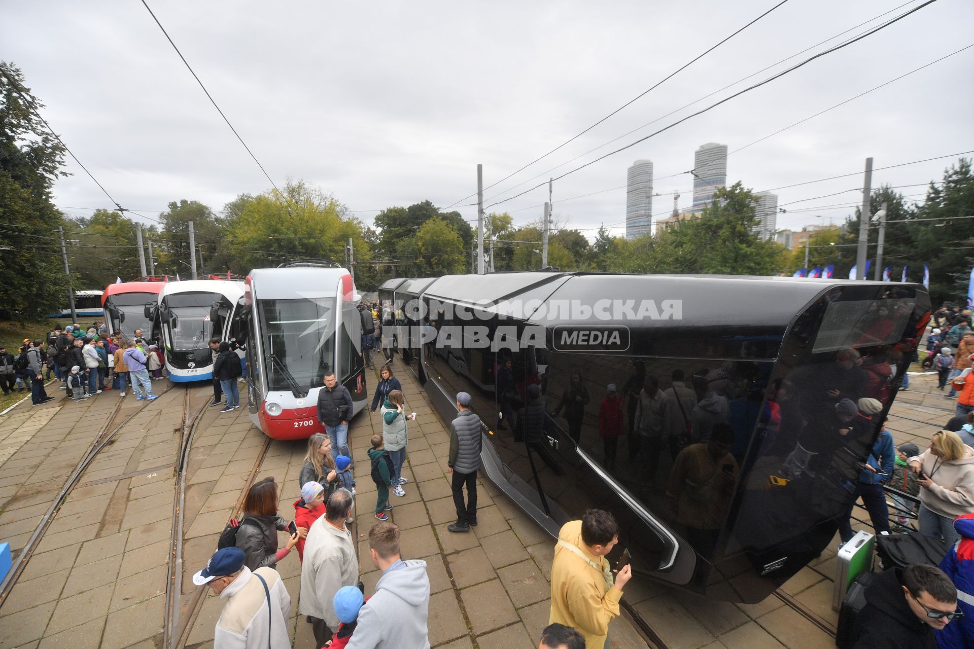 Москва.  Исторические  модели трамваев на параде ретротранспорта ко Дню города на  ВДНХ.