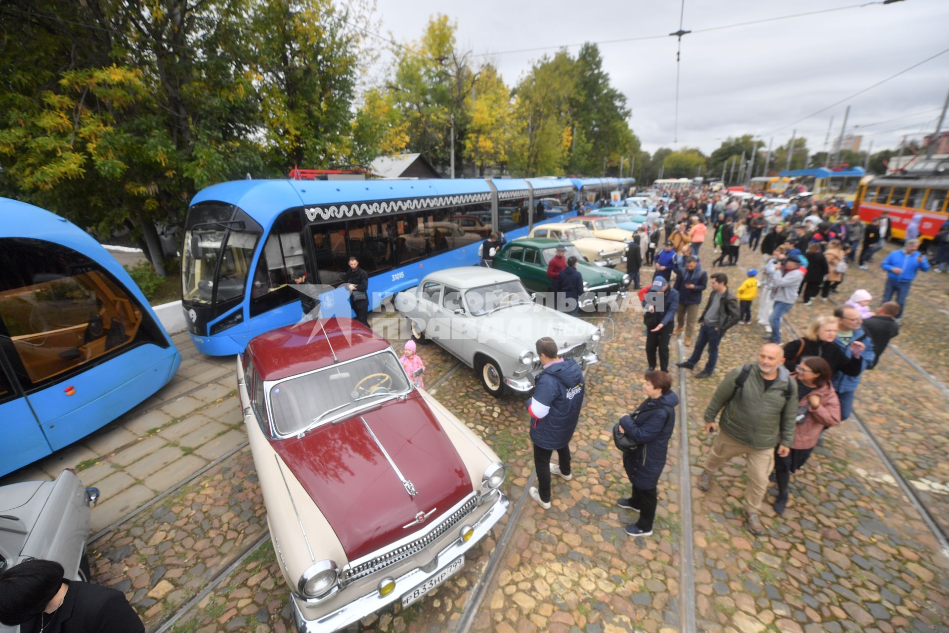 Москва.  Посетители и участники  на выставке  ретроавтомобилей организованной ко Дню города на  ВДНХ.