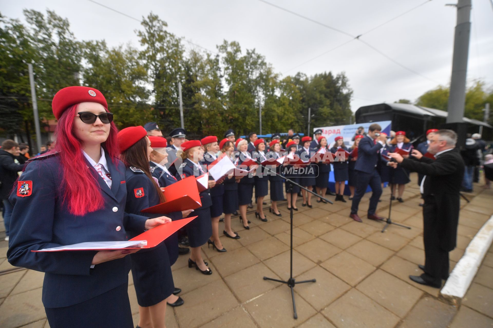 Москва. Выступрение артистов на параде ретротранспорта ко Дню города на  ВДНХ.