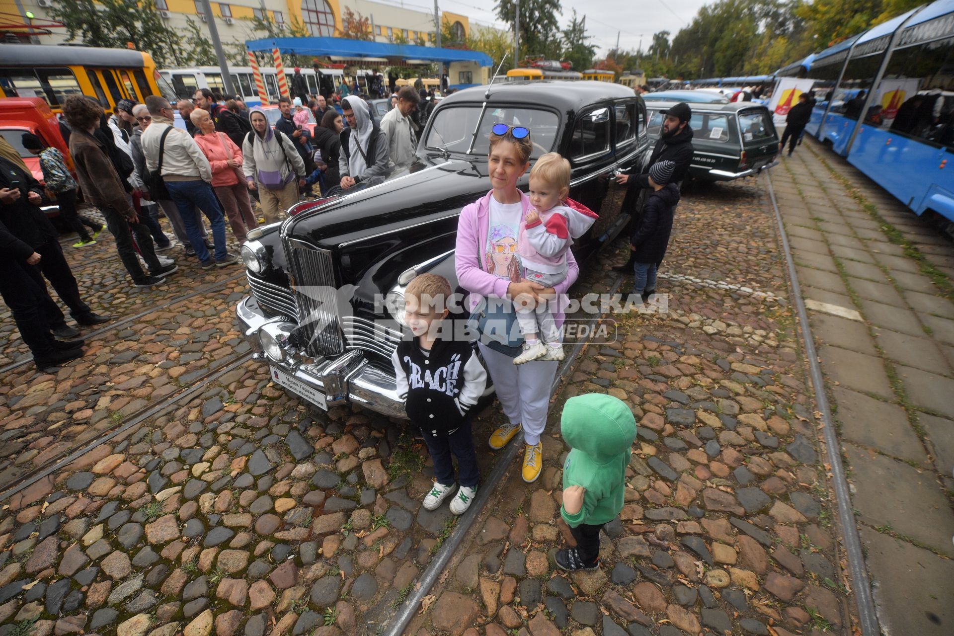 Москва.  Выставка ретроавтомобилей на параде ретротранспорта во время празднования  Дня города на  ВДНХ.