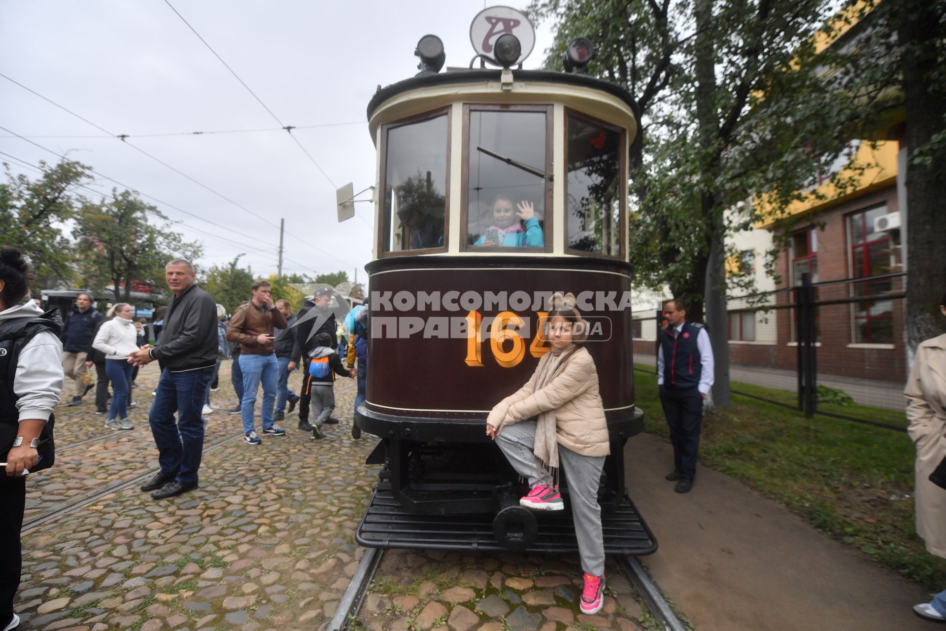 Москва.  Исторические  модели трамваев на параде ретротранспорта ко Дню города на  ВДНХ.