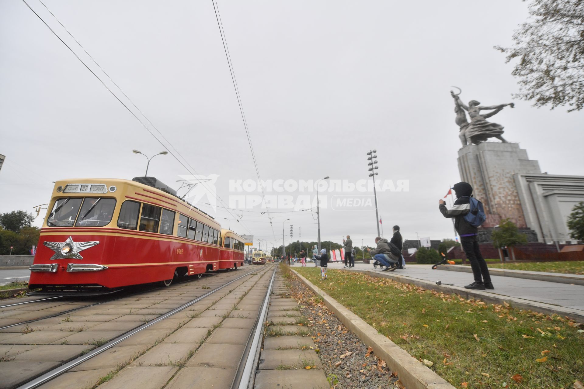 Москва.  Исторические  модели трамваев на параде ретротранспорта ко Дню города на  ВДНХ.