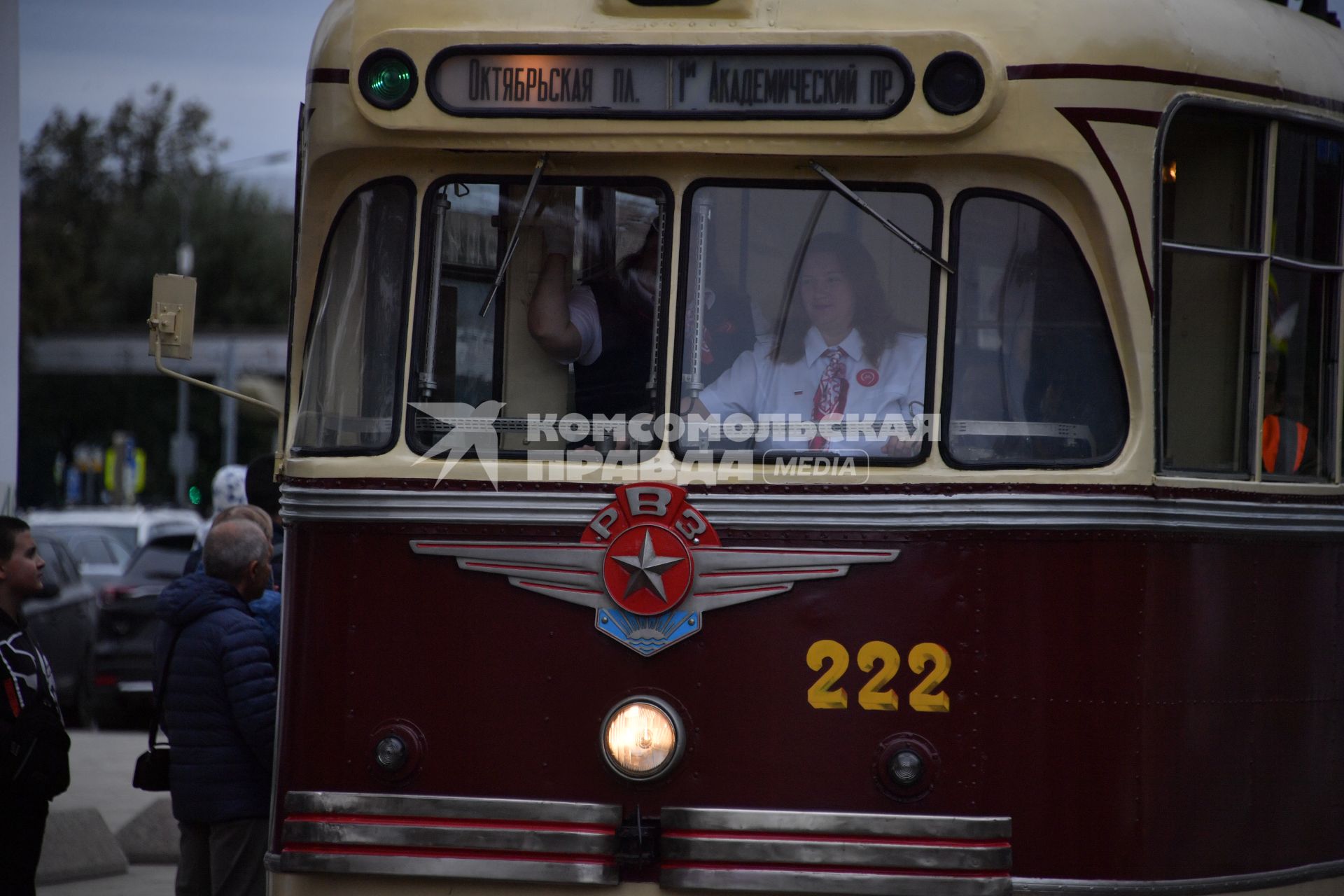 Москва.  Исторические  модели трамваев на параде ретротранспорта ко Дню города на  ВДНХ.