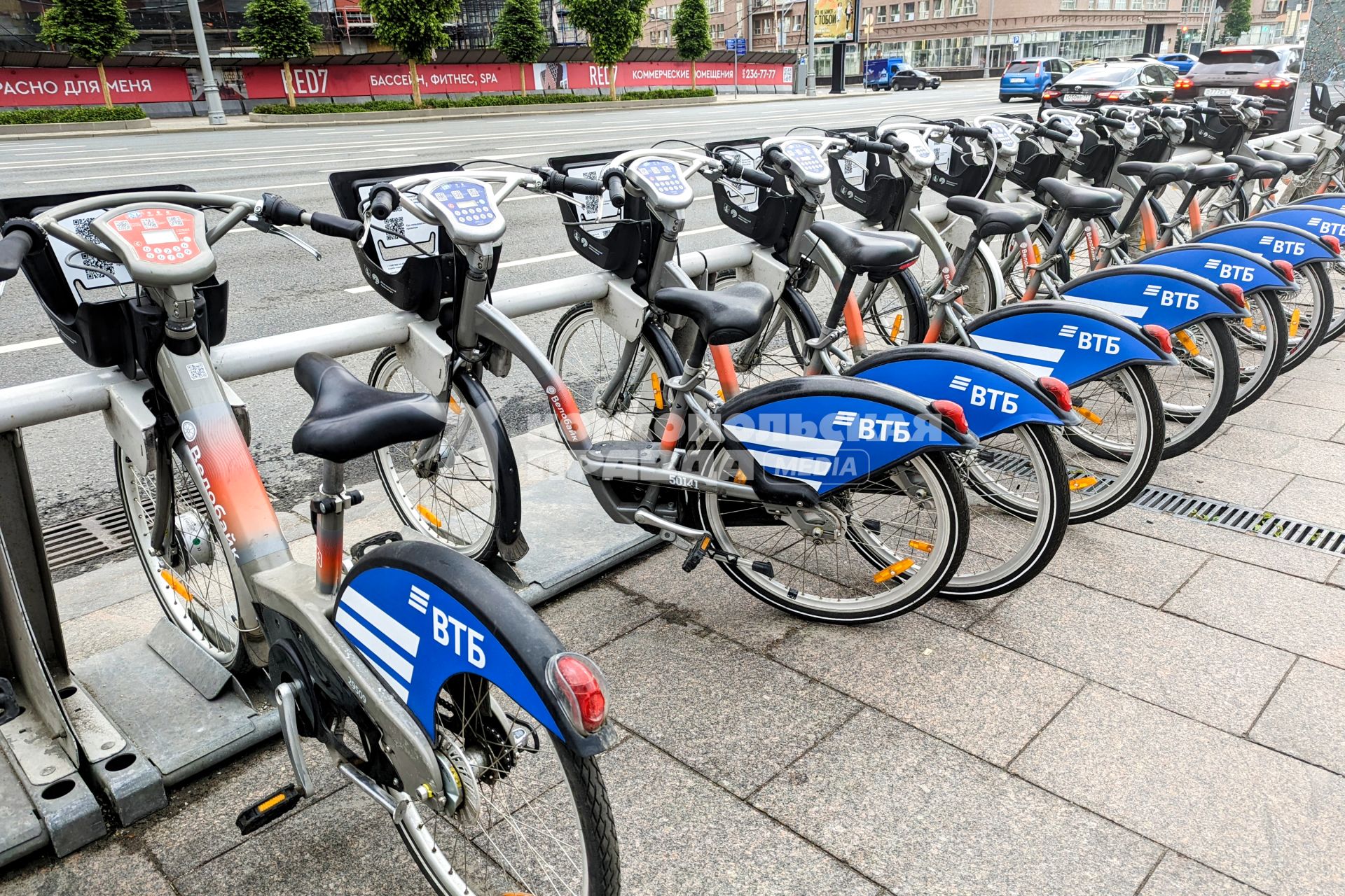 Москва.   Стоянка велосипедов.