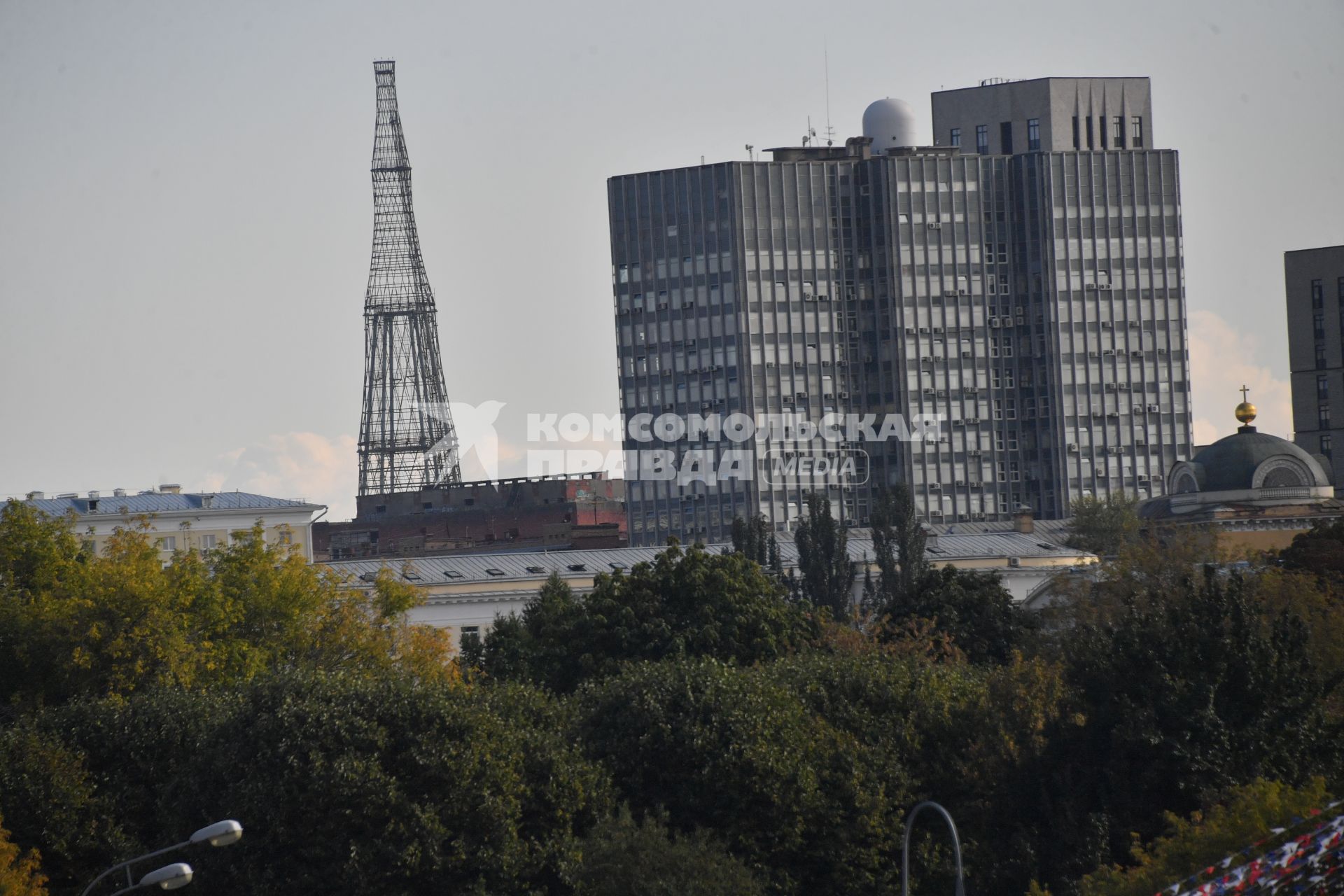 Москва.  Вид на Шуховскую башню.