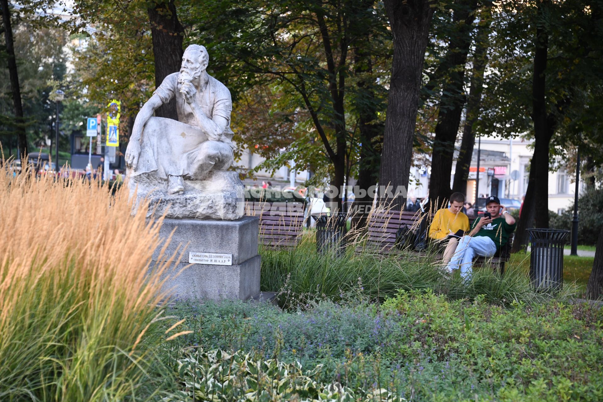 Москва.   Скульптура `Сезонник` скульптора Ивана Шадра в Лермонтовском сквере.