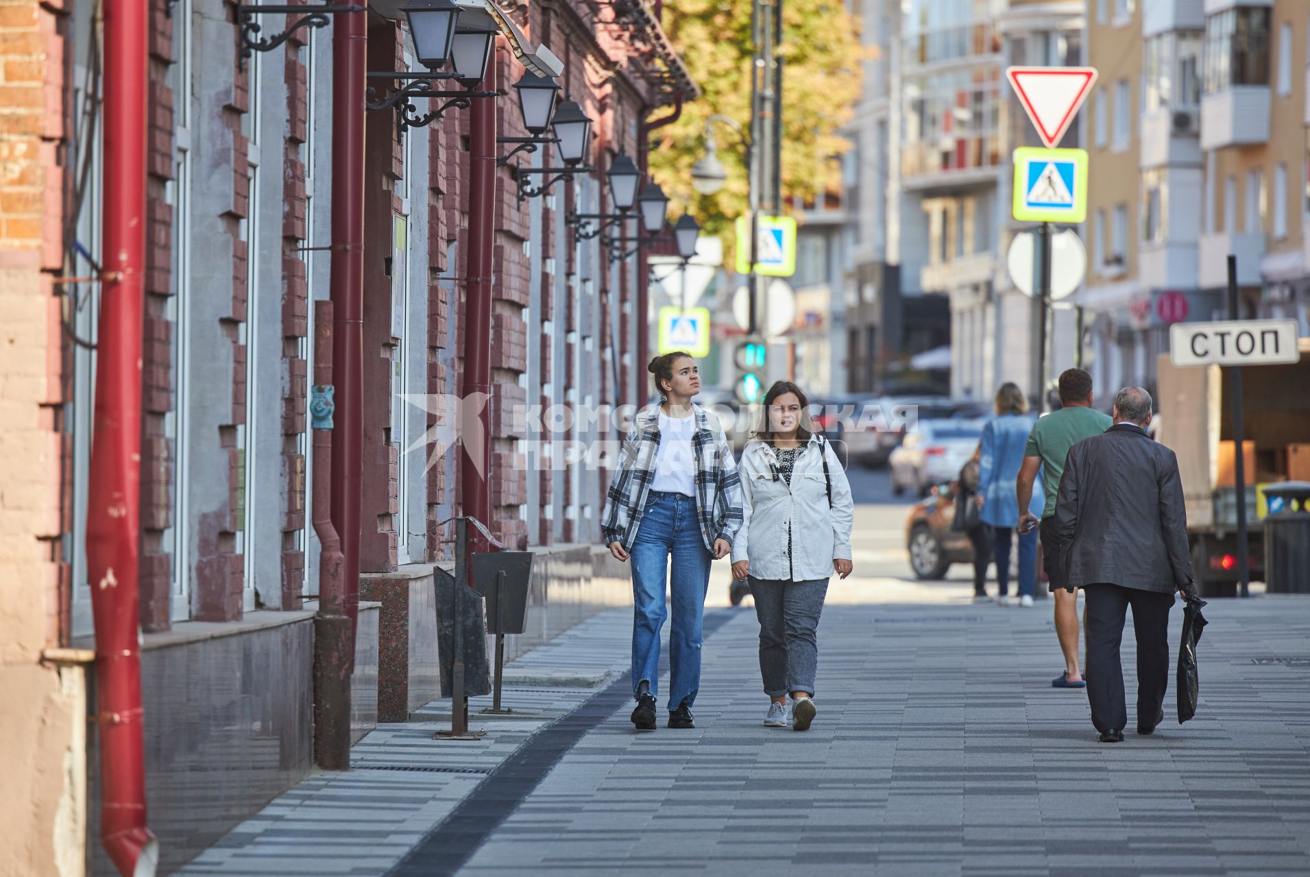 Пермь. Девушки идут по улице города.