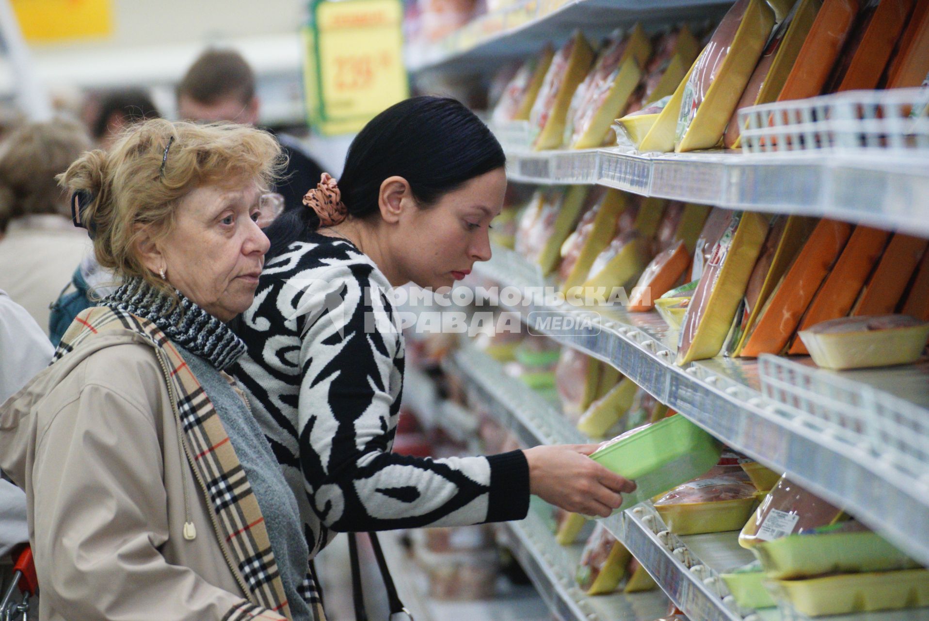 Екатеринбург. Женщина в магазине, в отделе с охлажденным мясом