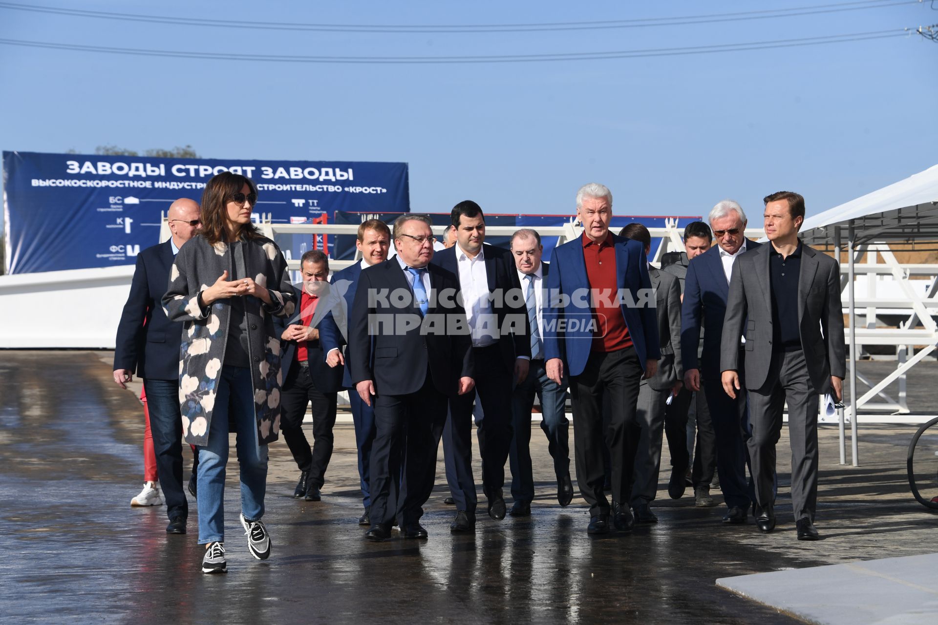 Москва.   Начало строительства завода по производству аккумуляторных батарей и консолидированного центра обслуживания техники `КАМАЗ`. Мэр Москвы Сергей Собянин ( в центре) во время подписания договора.