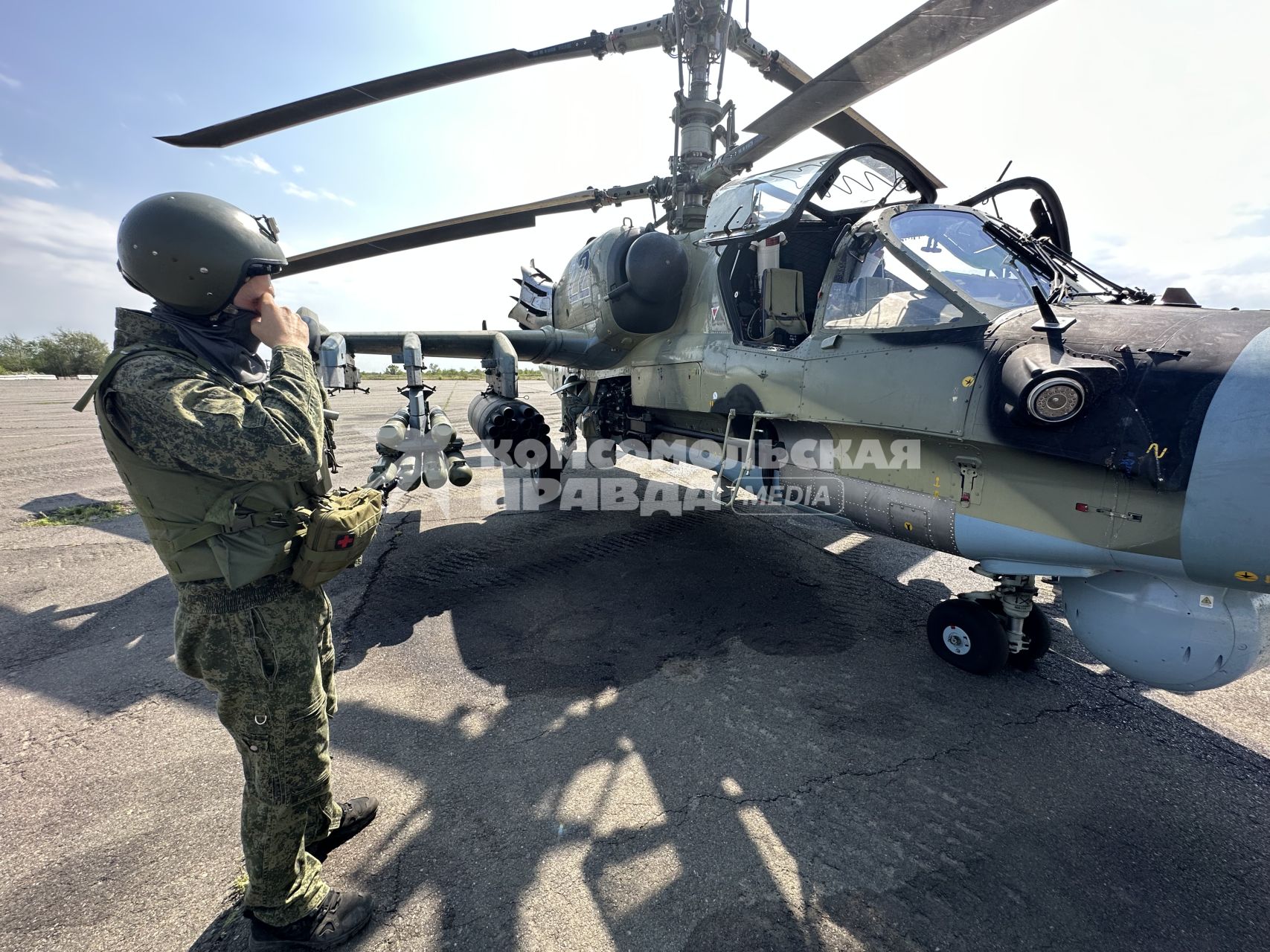 Донецкая область. Разведывательно-ударный вертолёт Ка-52 на аэродроме перед вылетом.