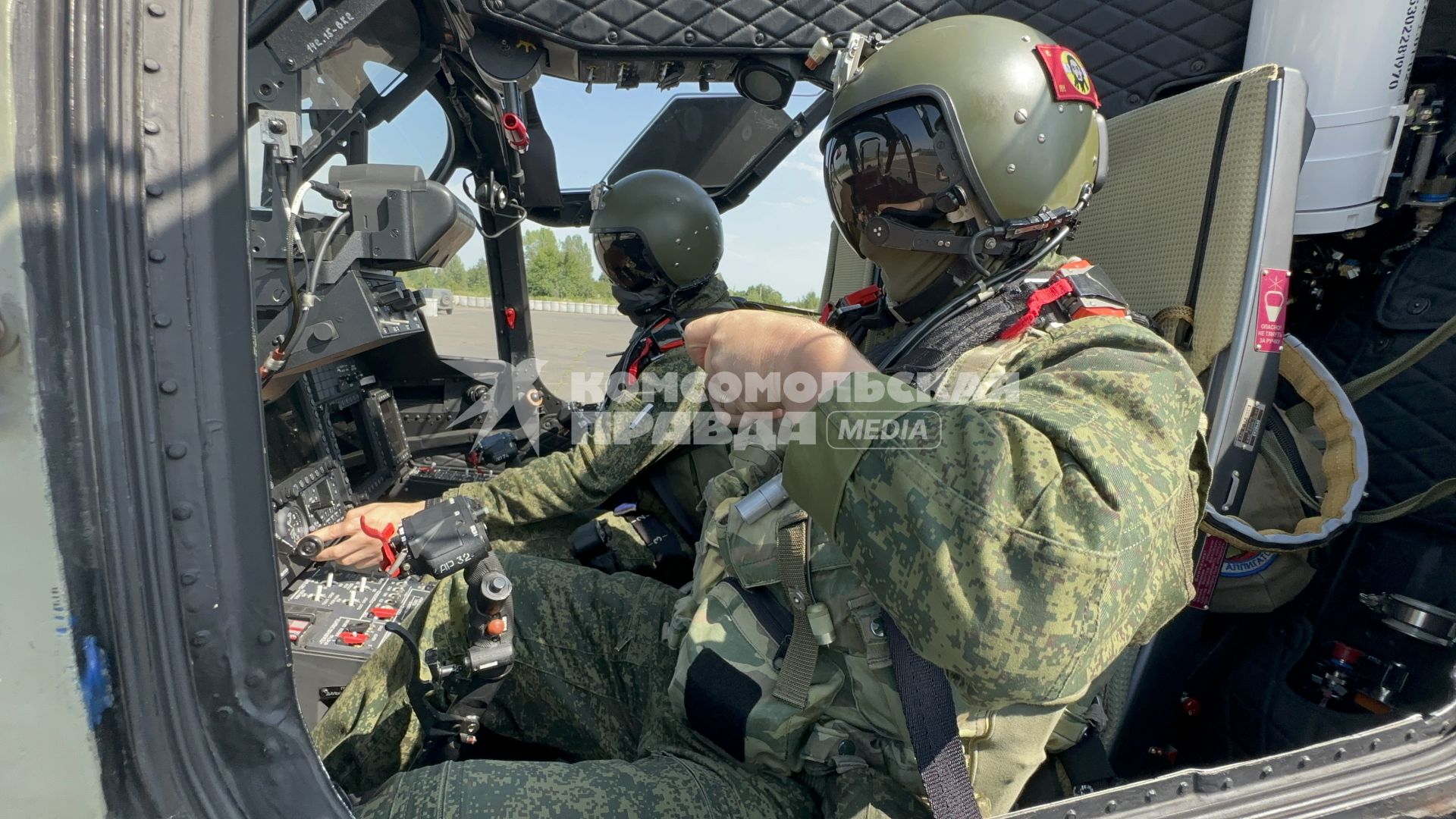 Донецкая область. Экипаж разведывательно-ударного вертолёта Ка-52 перед вылетом.