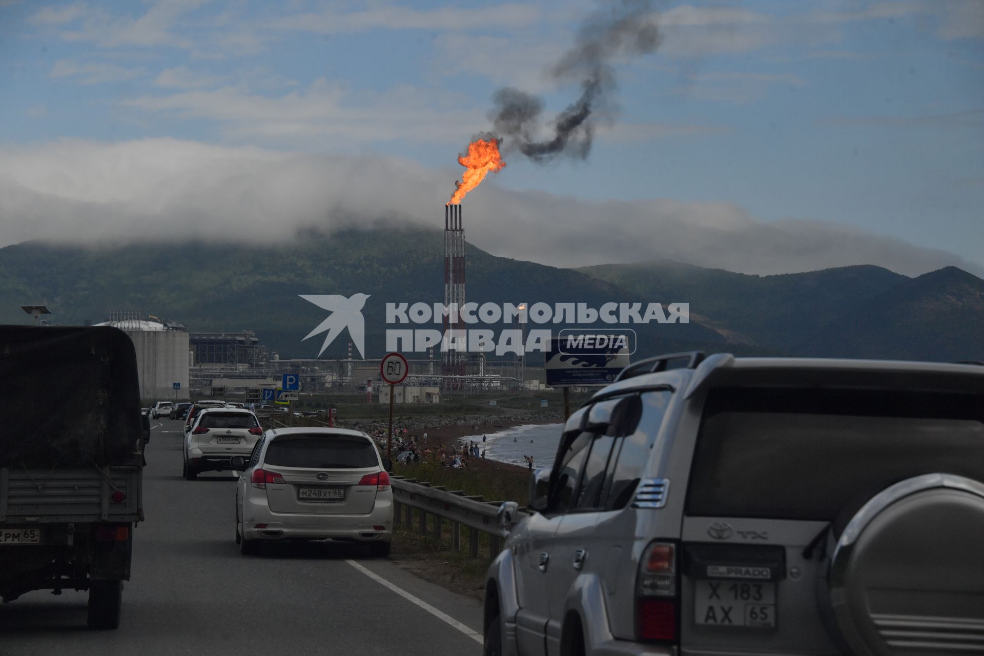 Сахалинская область. Вид на  газовую тубу завода СПГ.