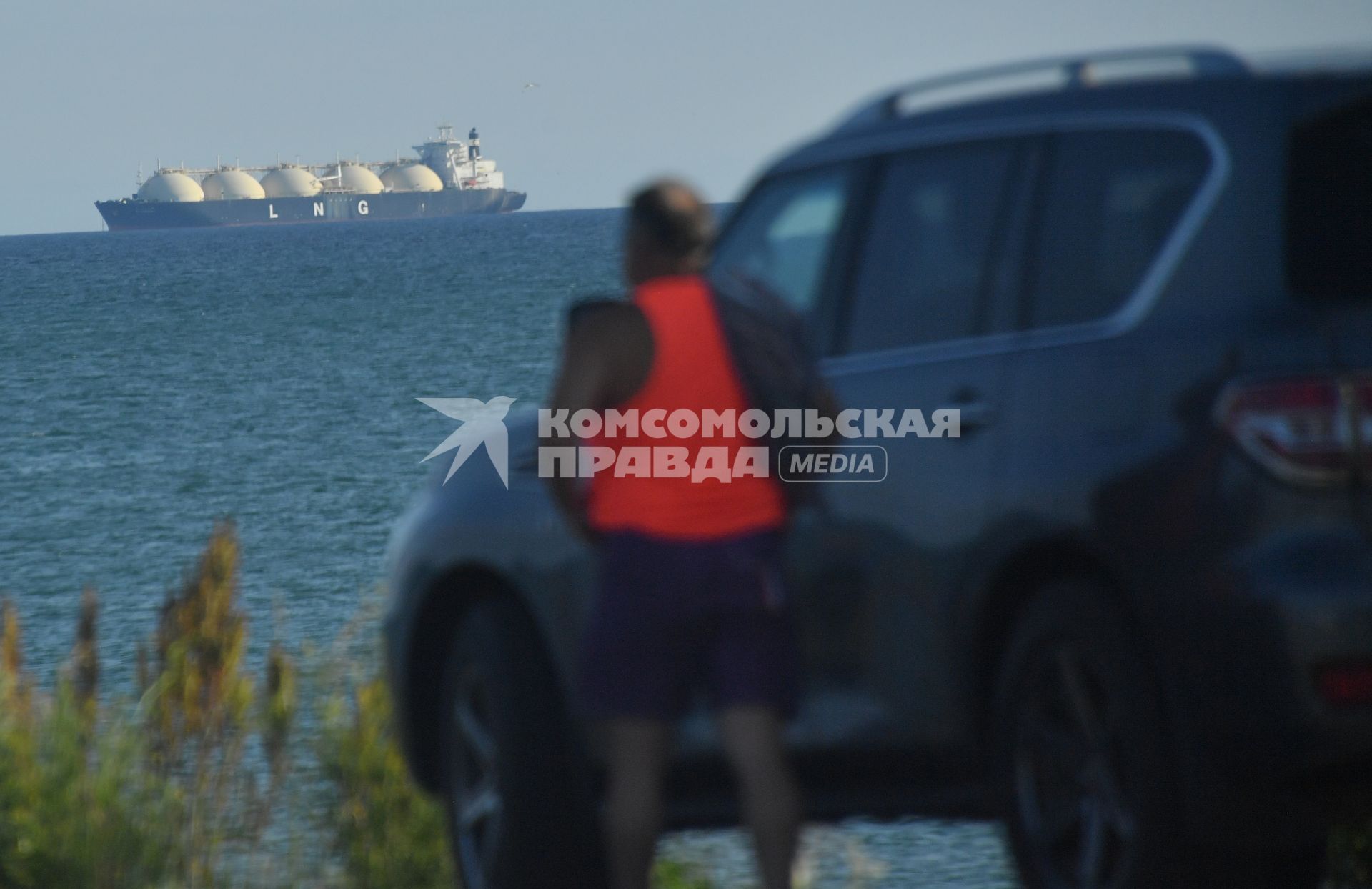 Сахалинская область. Вид на  танкер СПГ в Охотском море.