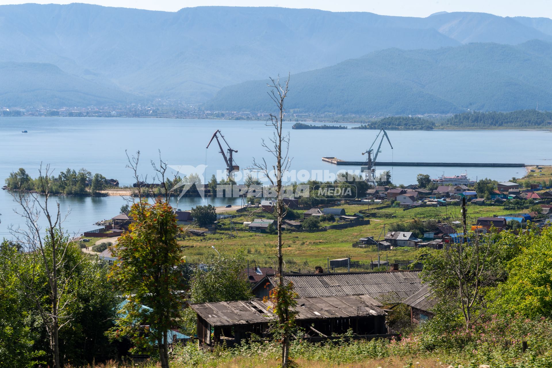 Иркутская область, п. Култук. Вид на озеро Байкал.