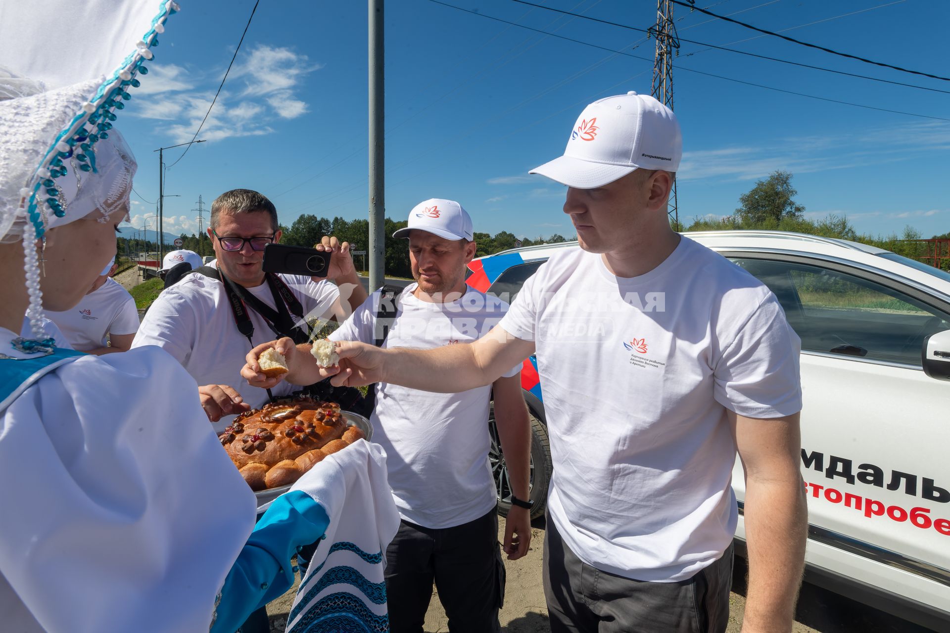 Республика Бурятия. Девушка встречает участников автопробега `Открываем Дальний`.