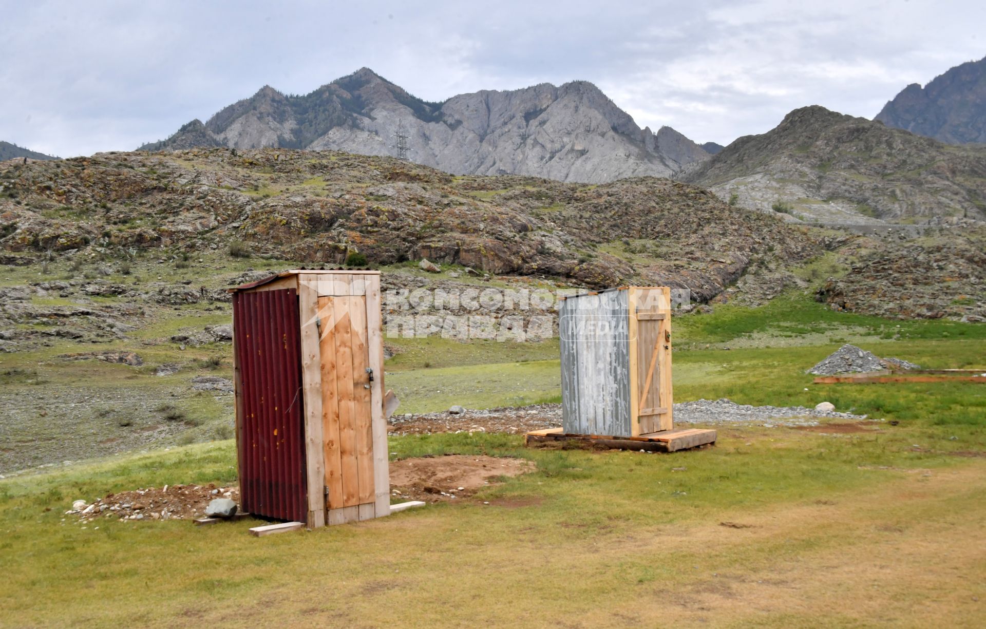 Республика Алтай.  Общественный туалет  в национальном Сайлюгемском парке.