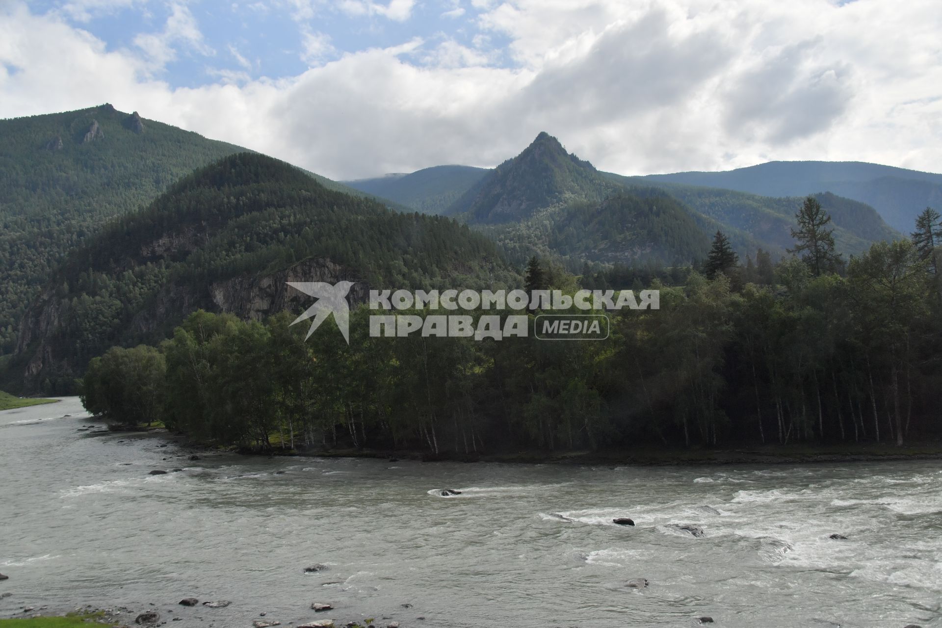 Республика Алтай.  Вид на  горы  и горную реку в национальном Сайлюгемском парке.
