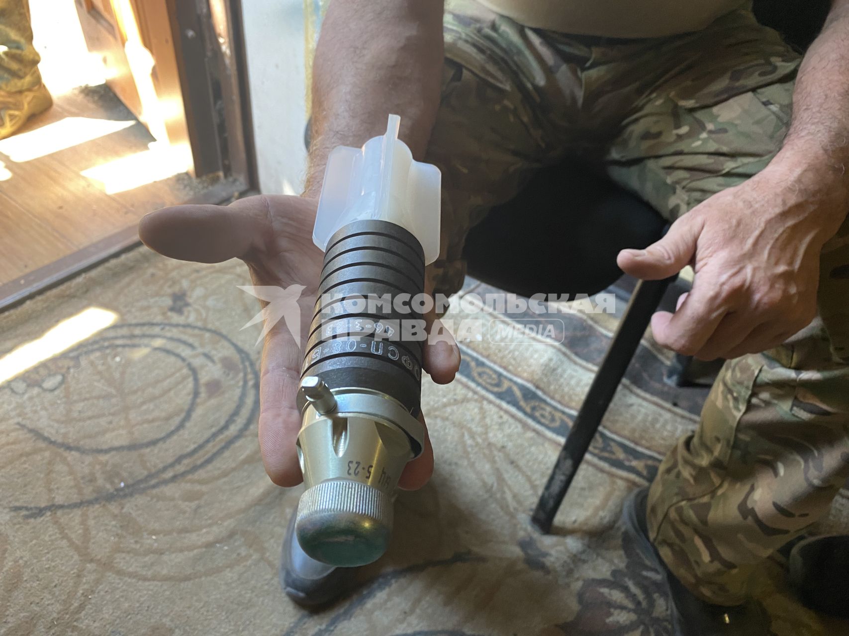 Донецкая область. г.Бахмут (Артемовск). Разведчик показывает мину для сброса с дрона.