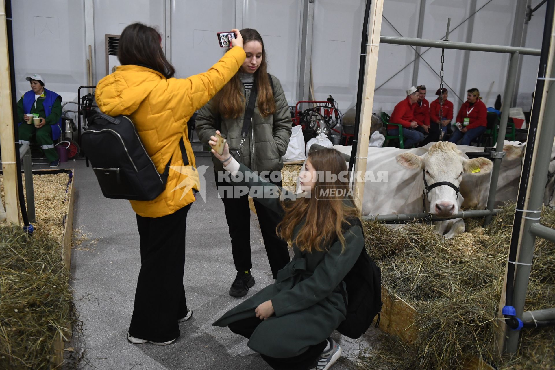 Москва. Девушка  фотографирует на 25-ой Российской агропромышленной выставке `Золотая осень  2023` в Российском государственном аграрном университете  МСХА им. Тимирязева.