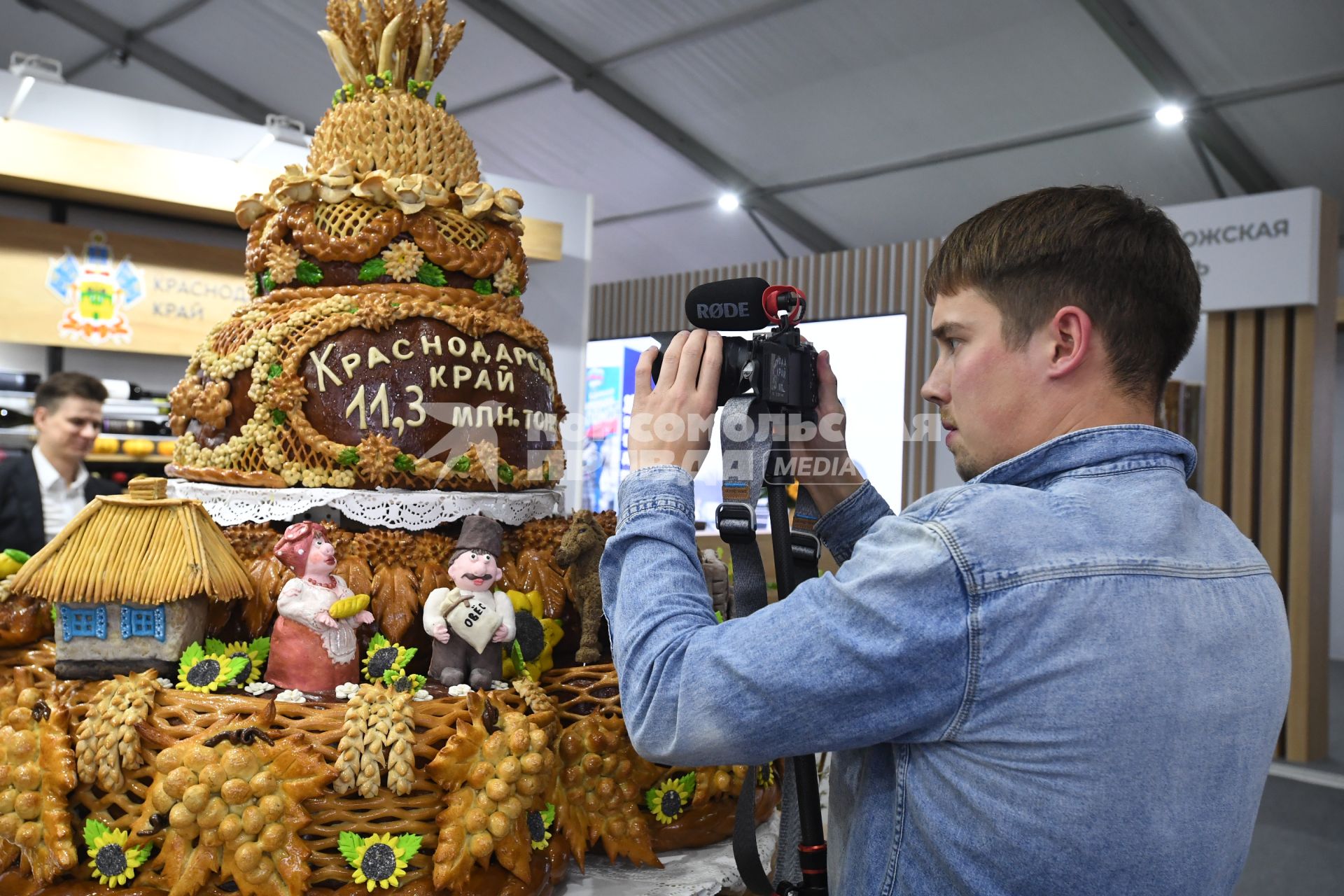 Москва.  Посетитель на 25-ой Российской агропромышленной выставке `Золотая осень  2023` в Российском государственном аграрном университете  МСХА им. Тимирязева.