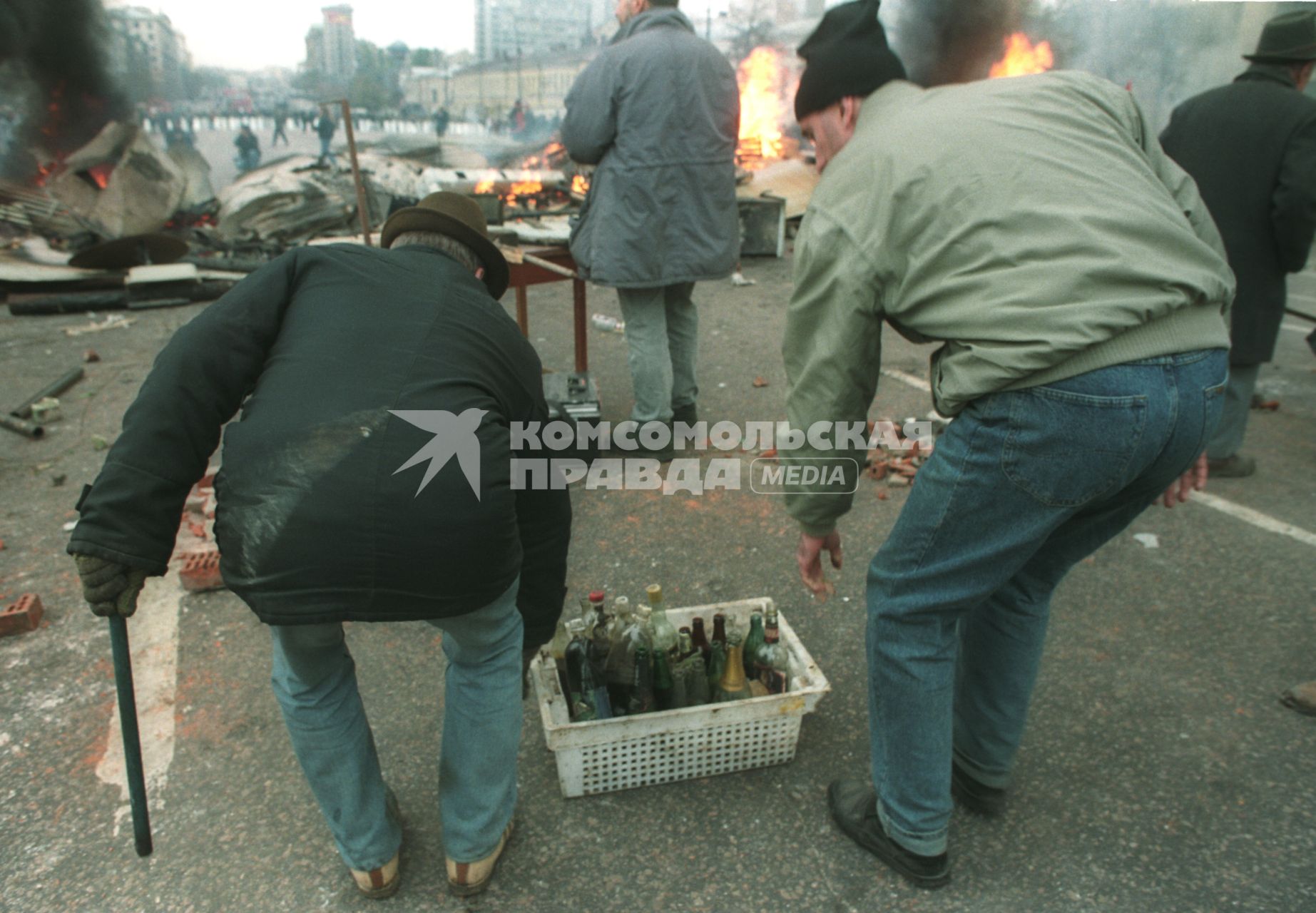 Москва. 1993г. Октябрьский путч. Мужчины несут ящик со стеклотарой.