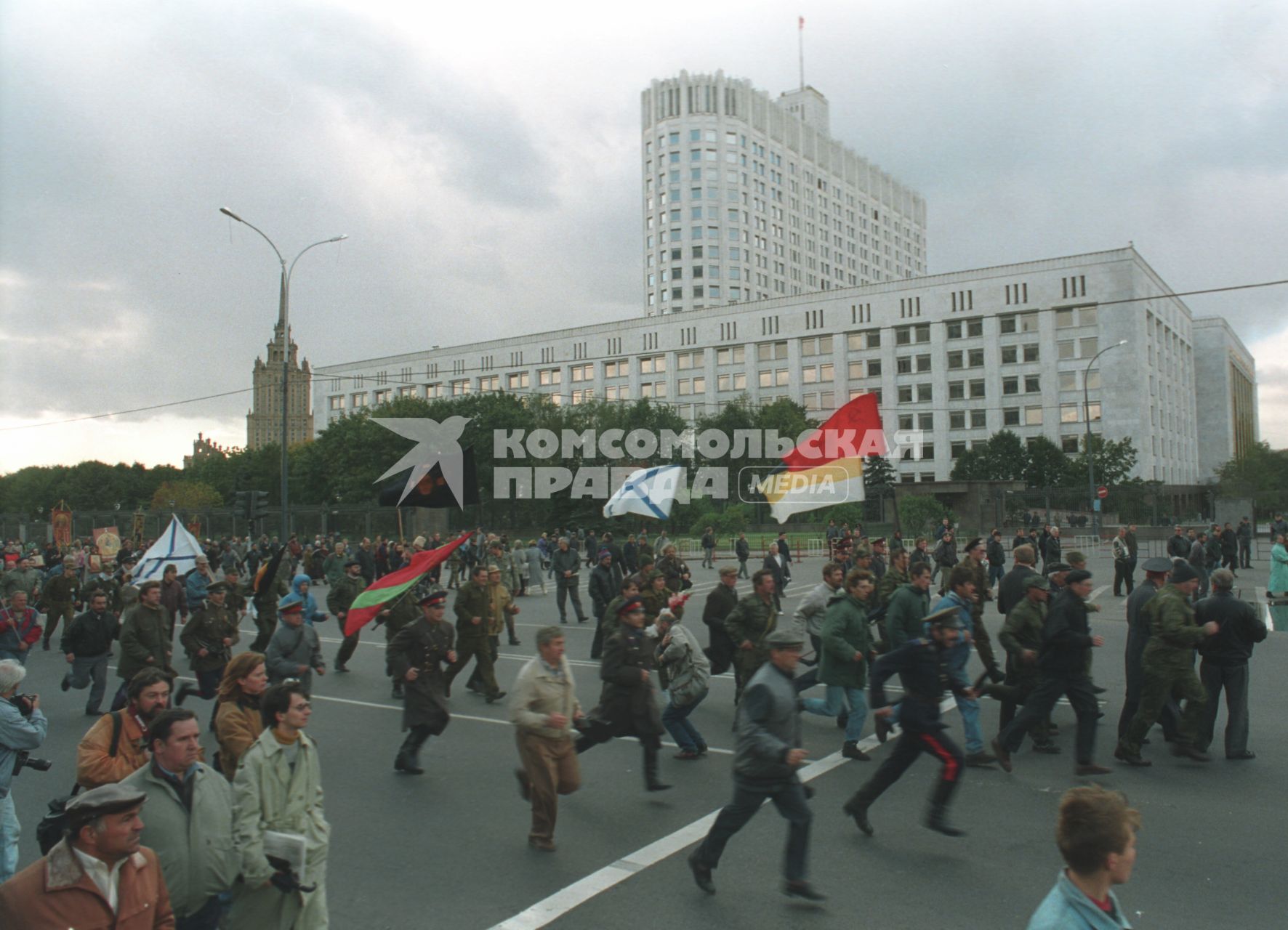 Москва. 1993г. Октябрьский путч. Демонстрация у Дома Советов РФ (Белого дома РФ).