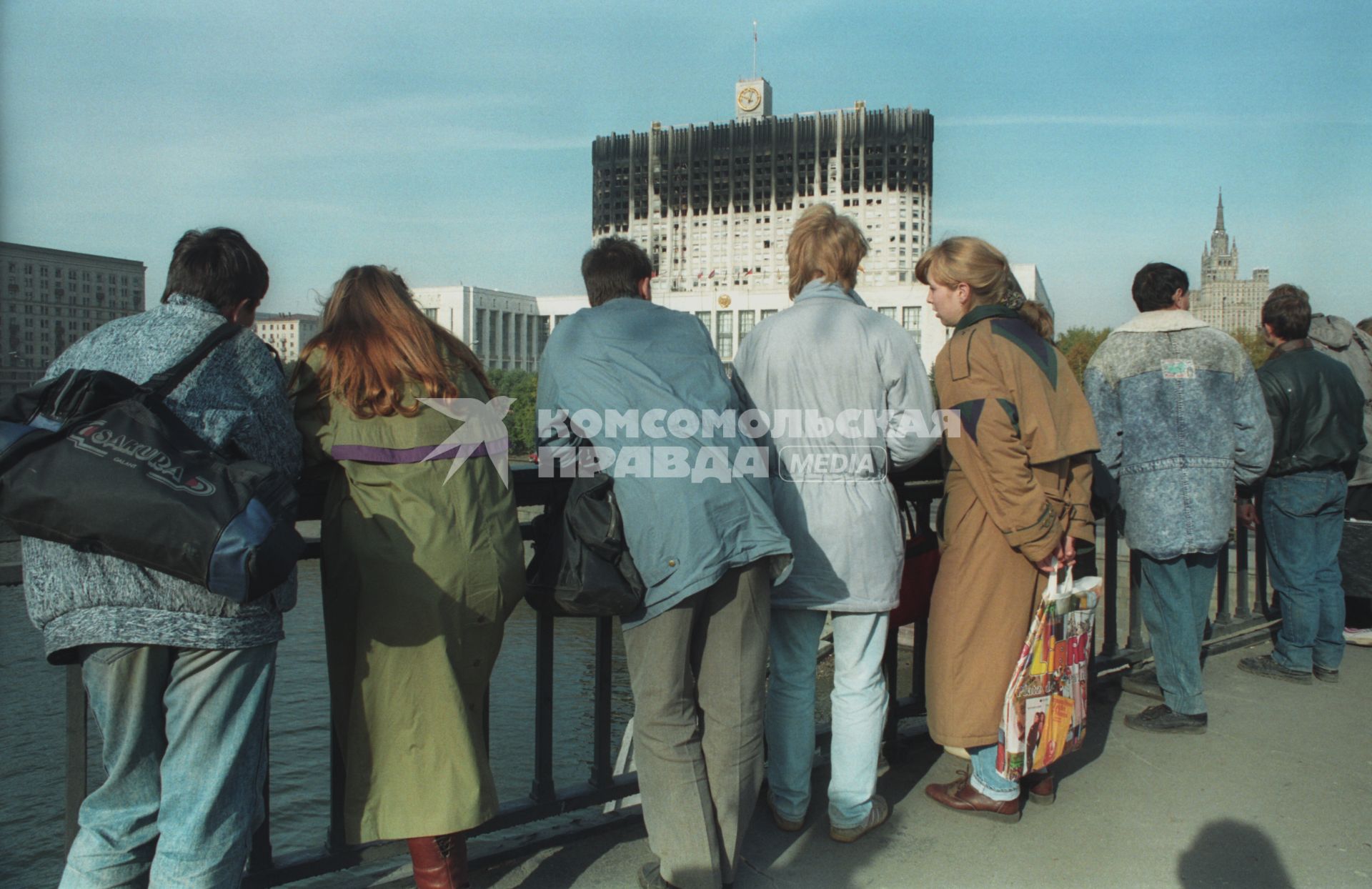 Москва. 1993г. Октябрьский путч. Люди стоят на мосту и смотрят на обстрел Дома Советов РФ (Белого дома РФ).