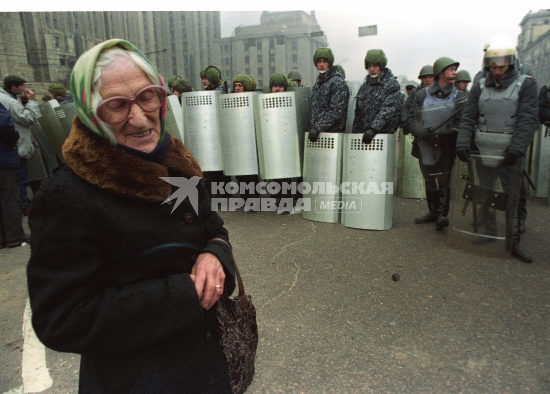 Москва. 1993г. Октябрьский путч. Пожилая женщина на фоне оцепления ОМОНа на Смоленской площади.