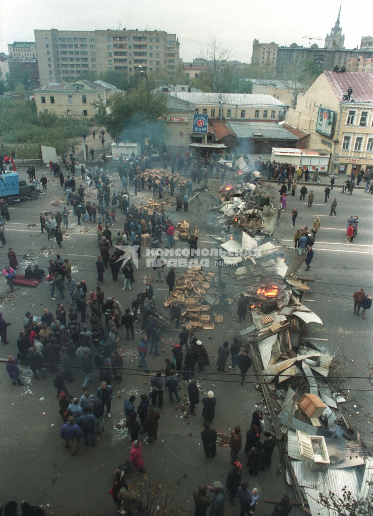 Москва. 1993г. Октябрьский путч. Митингующие на баррикадах.