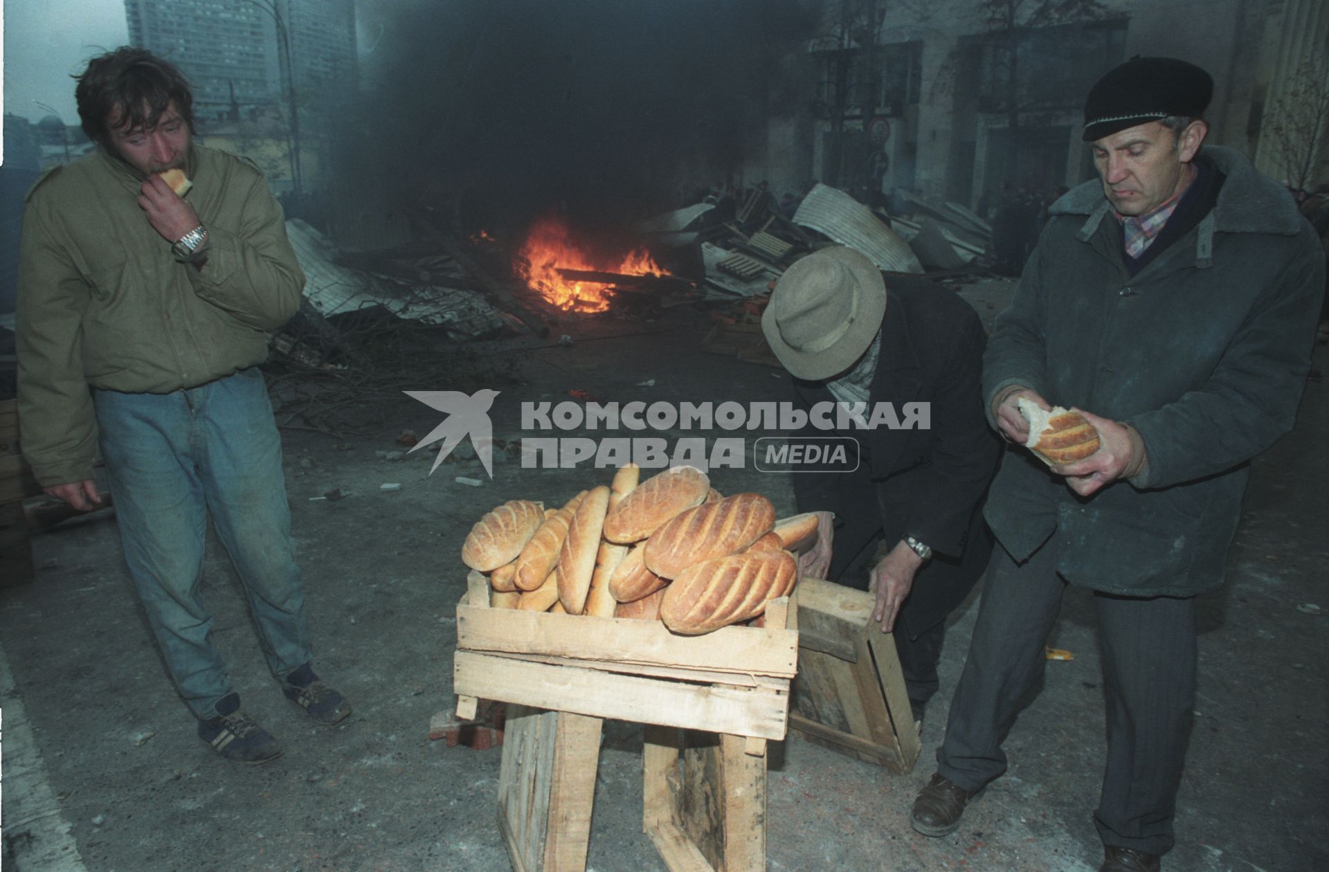 Москва. 1993г. Октябрьский путч. Митингующие на баррикадах.