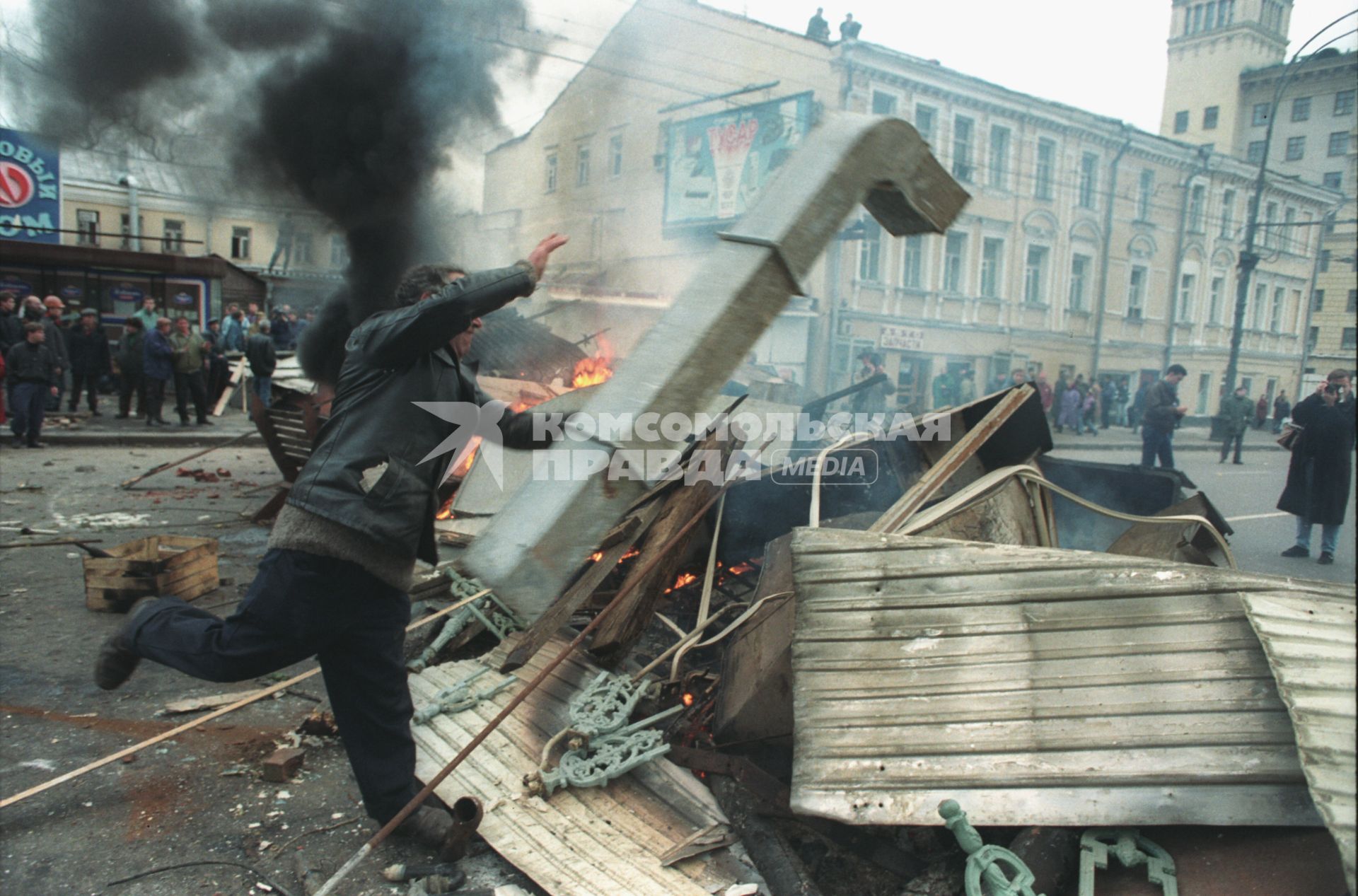 Москва. 1993г. Октябрьский путч. Митингующие на баррикадах.