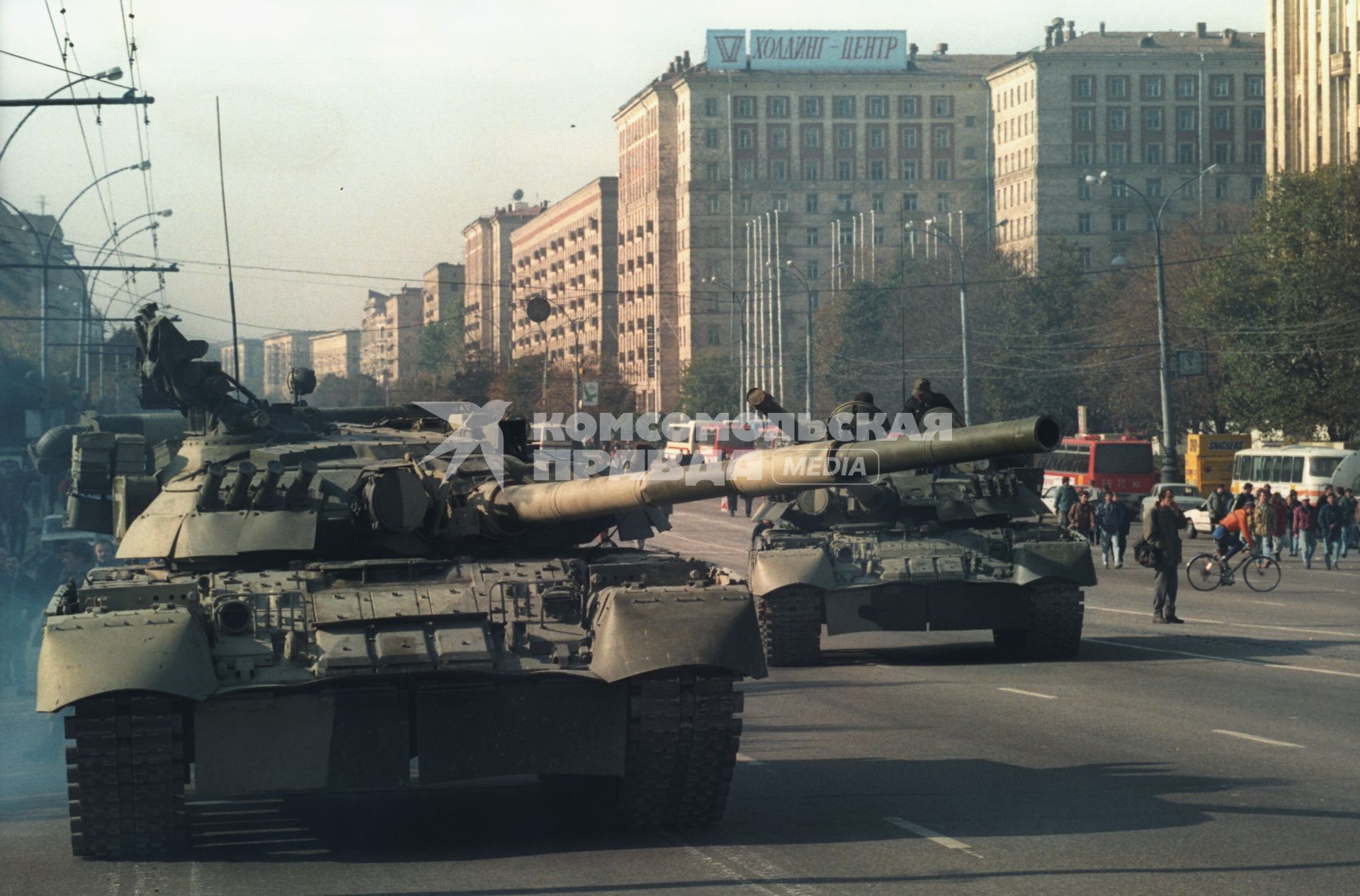 Москва. 1993г. Октябрьский путч. Танки движутся в Дому Советов РФ (Белому дома РФ).