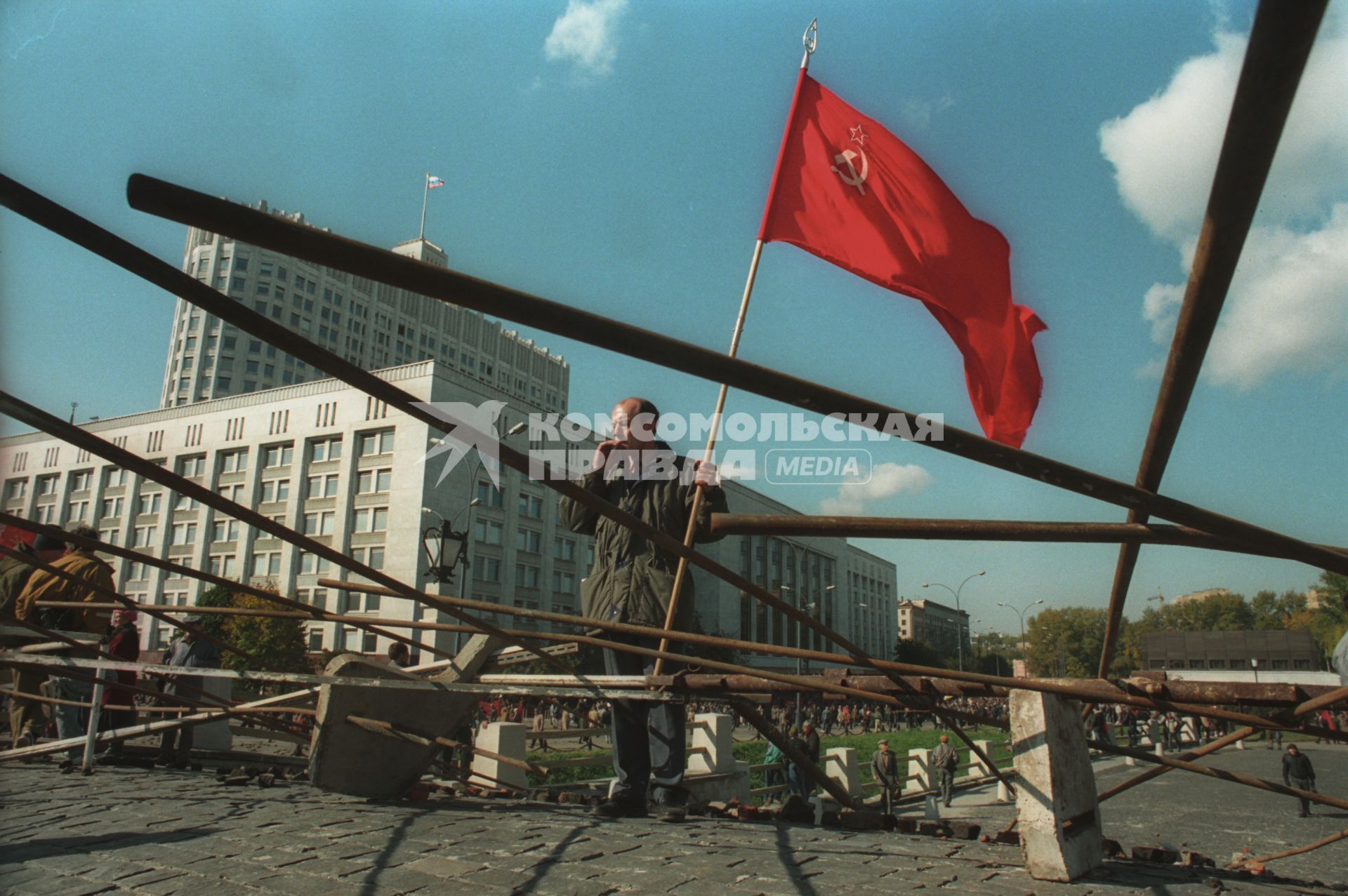 Москва. 1993год. Октябрьский путч. Мужчина с советским флагом на баррикадах у Дома Советов РФ (Белого дома РФ).