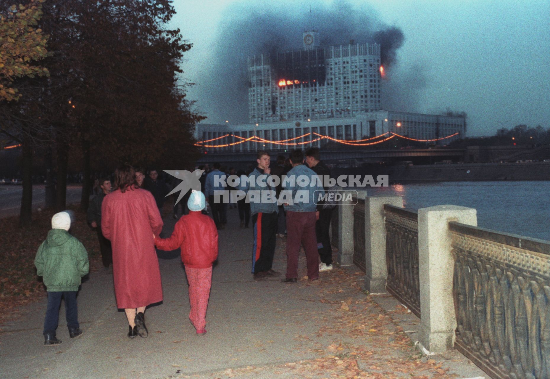 Москва. 1993г. Октябрьский путч. Люди наблюдают с набережной за обстрелом Дома Советов РФ (Белого дома РФ).