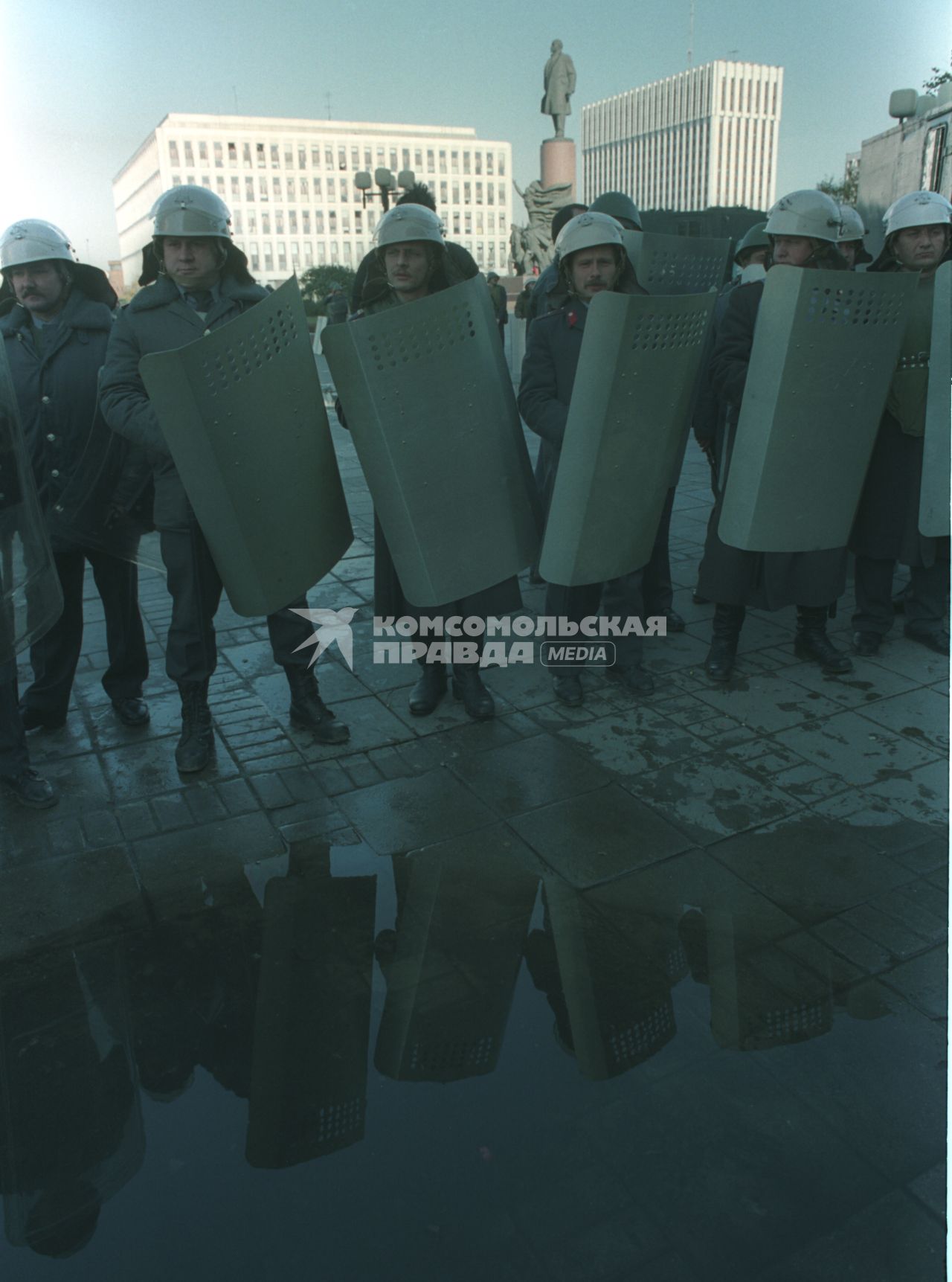 Москва. 1993г. Октябрьский путч. Сотрудники правохранительных органов на Октябрьской площади у памятника В.И.Ленину.