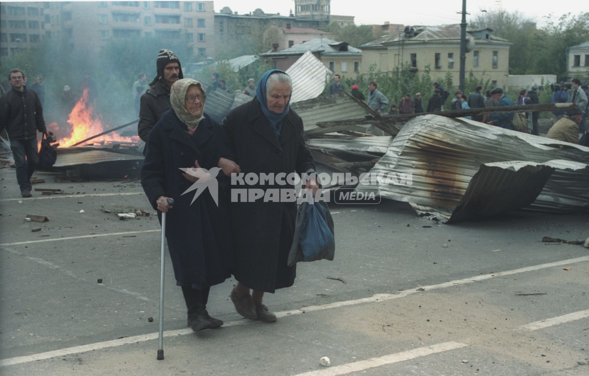 Москва. 1993г. Октябрьский путч. Пожилые женщины идут на фоне баррикад.