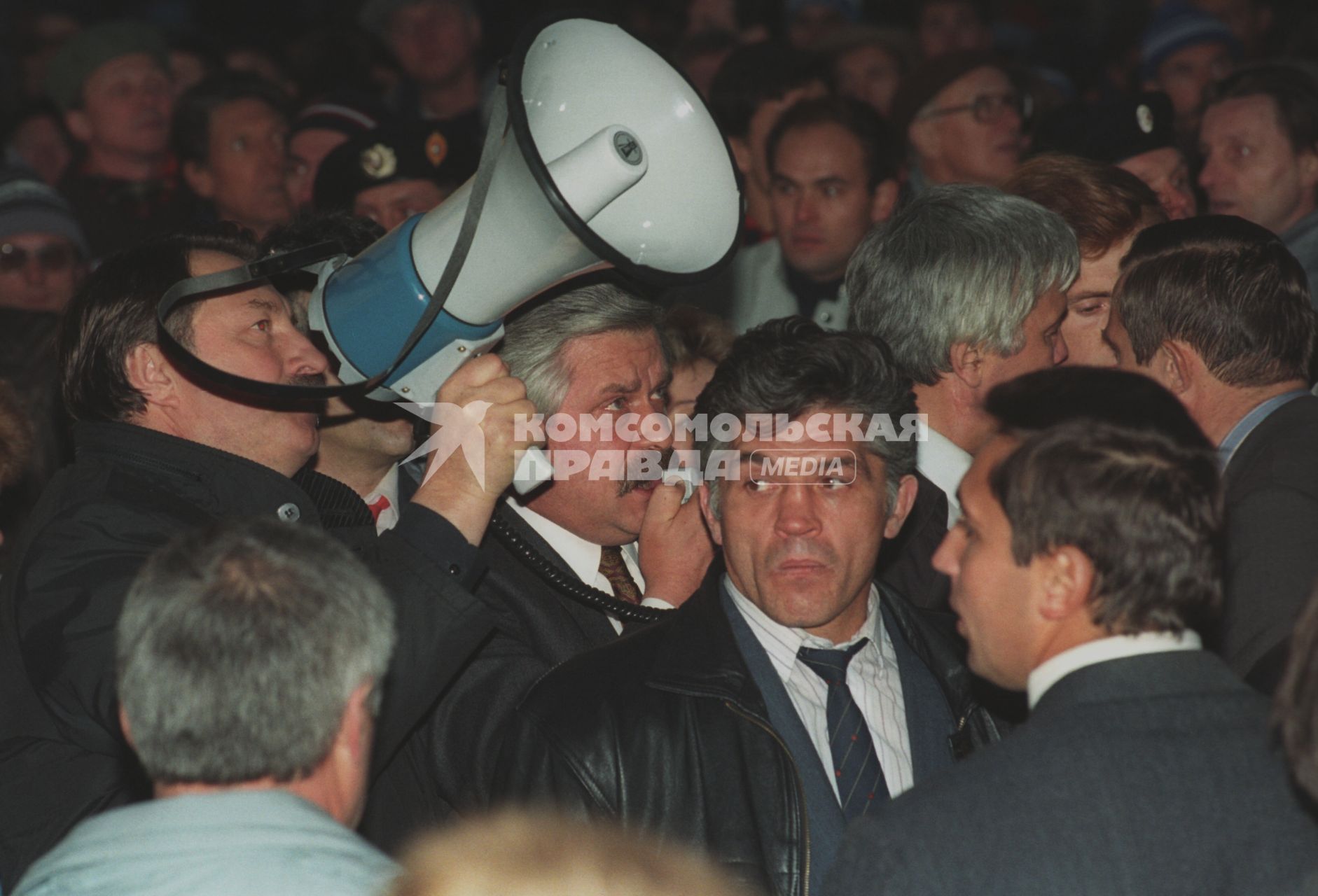 Москва. 1993г. Октябрьский путч. Первый и последний вице-президент РФ, и.о. президента РФ Александр Руцкой (в центре) выступает перед защитниками Дома Советов РФ (Белого дома РФ).