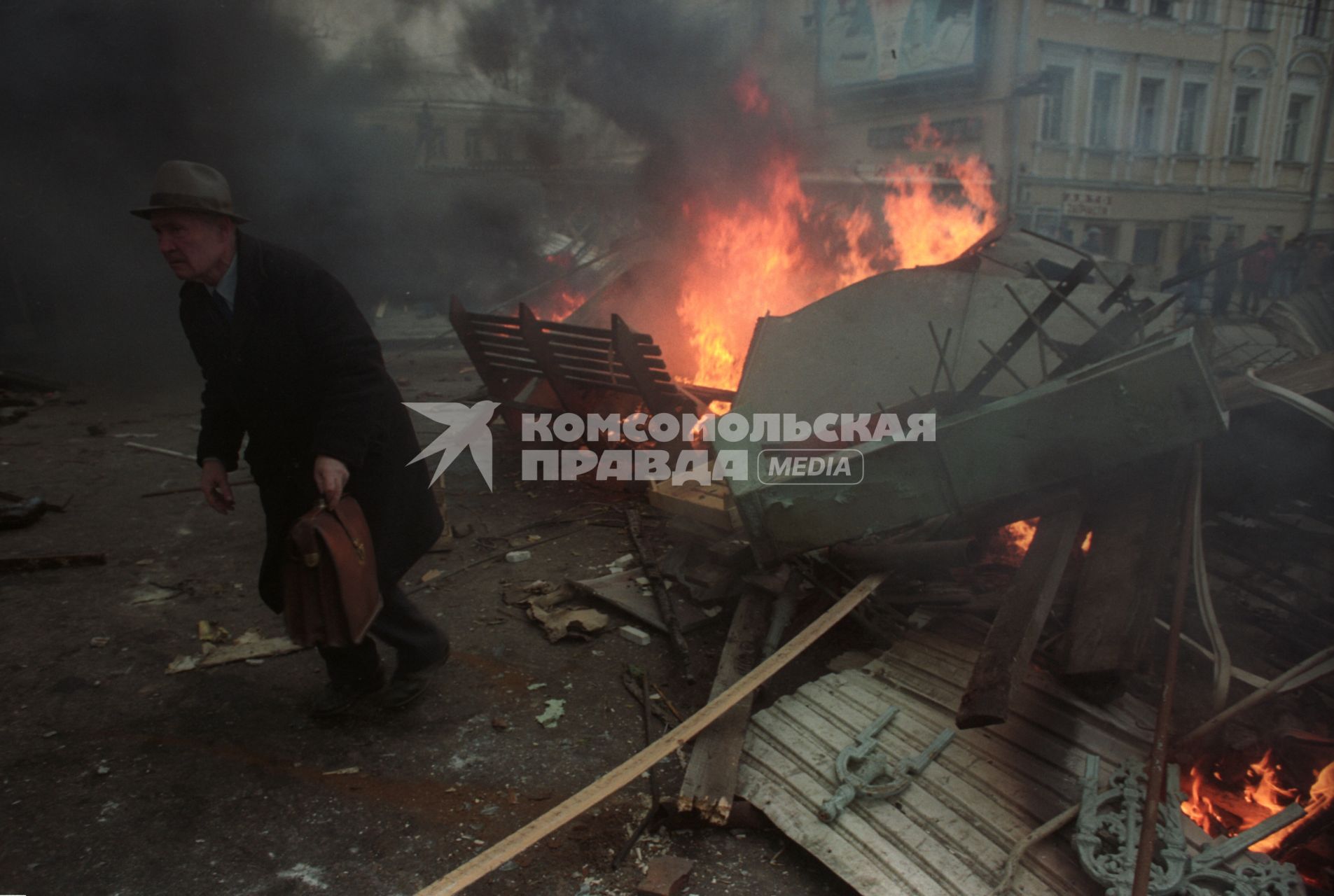 Москва. 1993г. Октябрьский путч. Митинг сторонников Верховного Совета РФ в ночь с 3 на 4 октября в районе Смоленской площади.